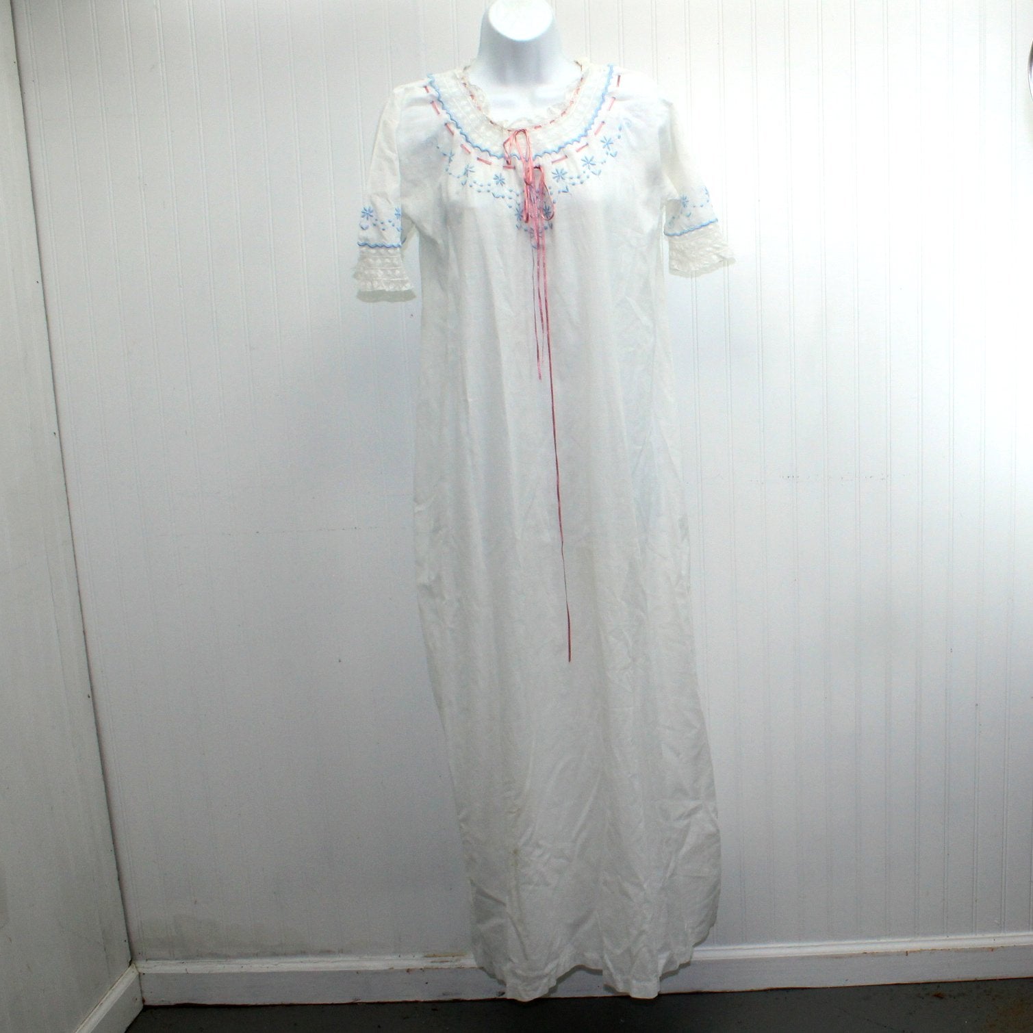 Woman's 1940s Night Gown Embroidered Ribbons Lace Excellent Estate full length