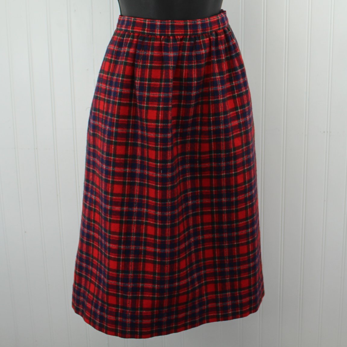 Pendleton Classic Wool Skirt Red Plaid Gathered Waist Mid Century Excellent closeup plaid