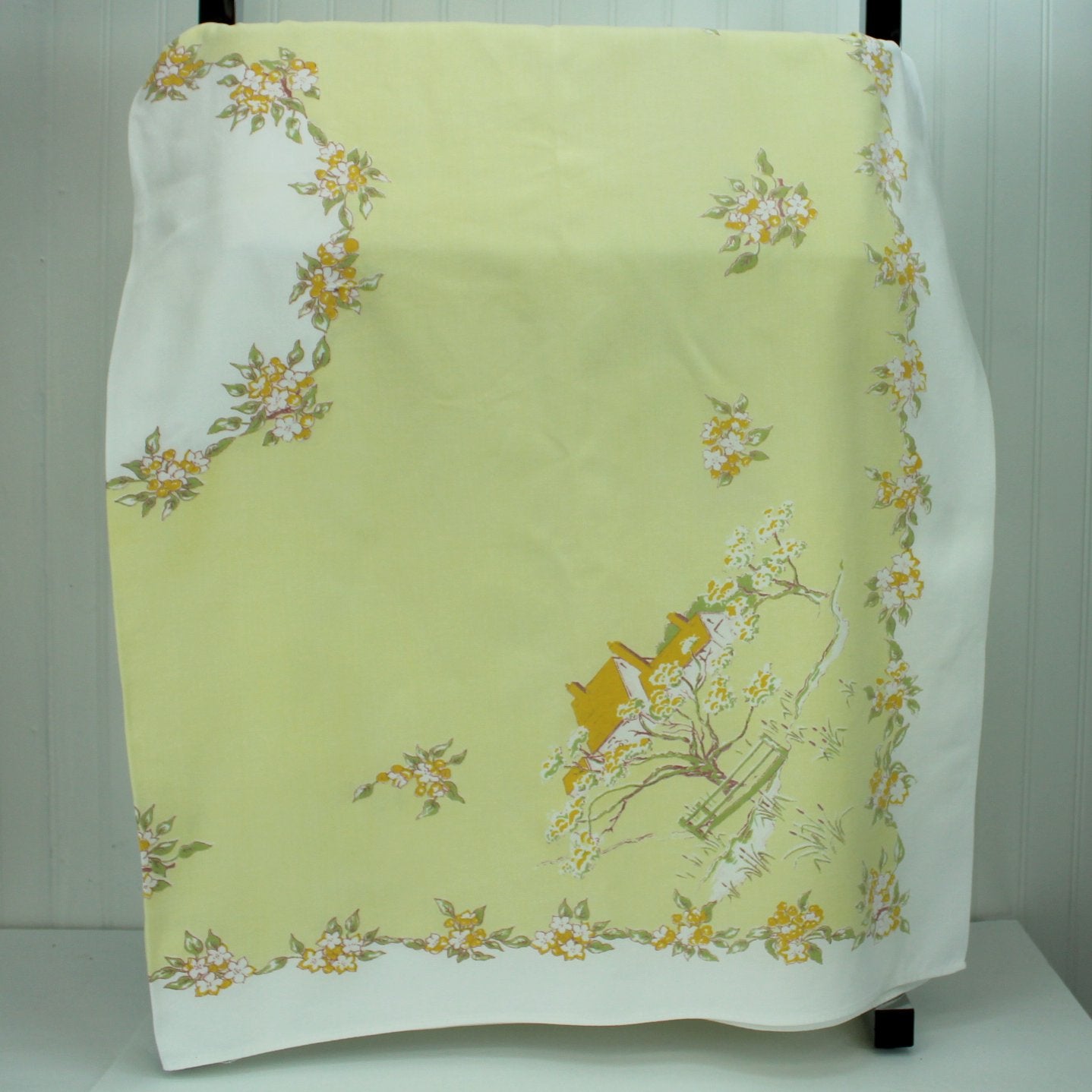 Kate Greenaway  Leacock "Somerset" Tablecloth Yellow White Cottage Design photo from center  design