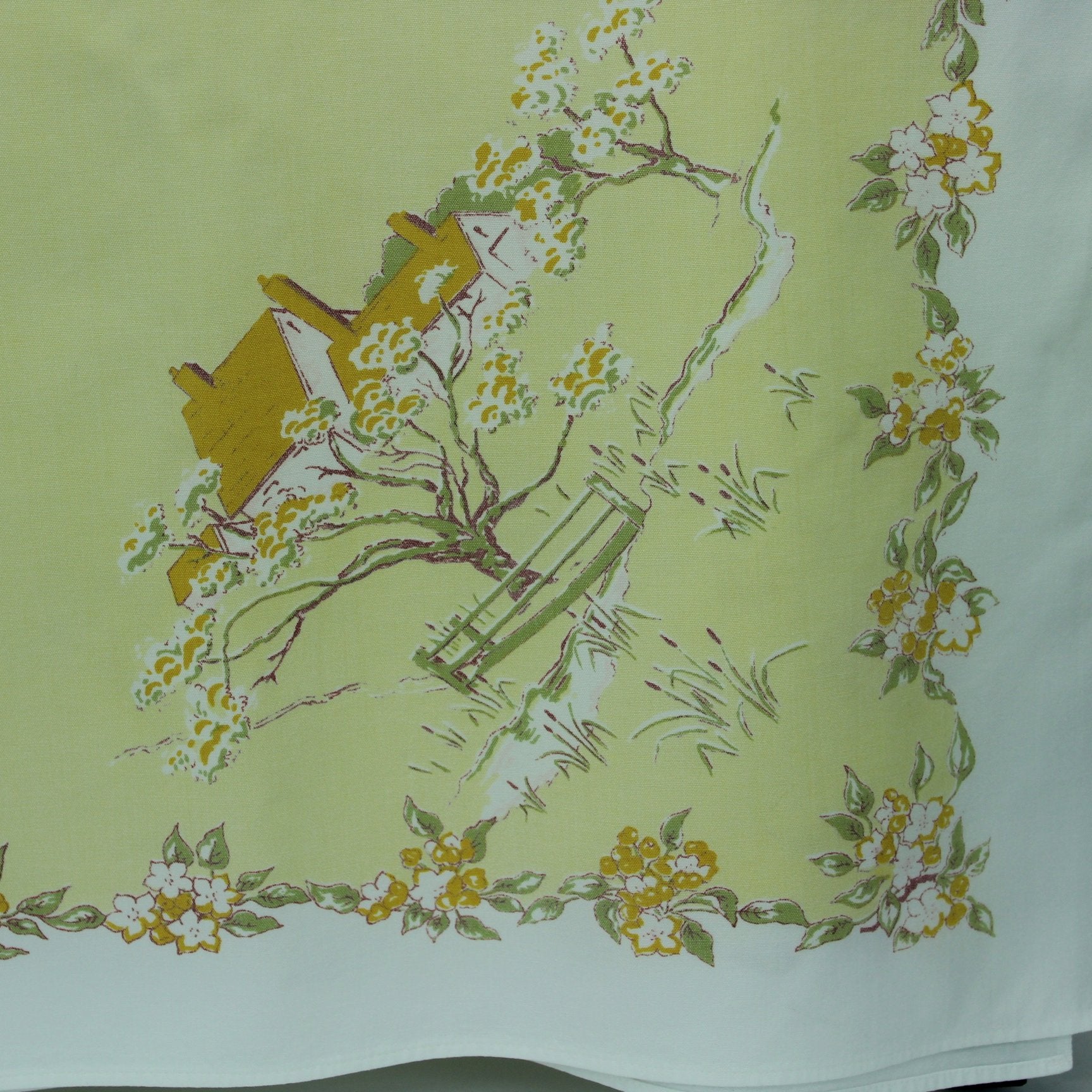 Kate Greenaway  Leacock "Somerset" Tablecloth Yellow White Cottage Design corner design