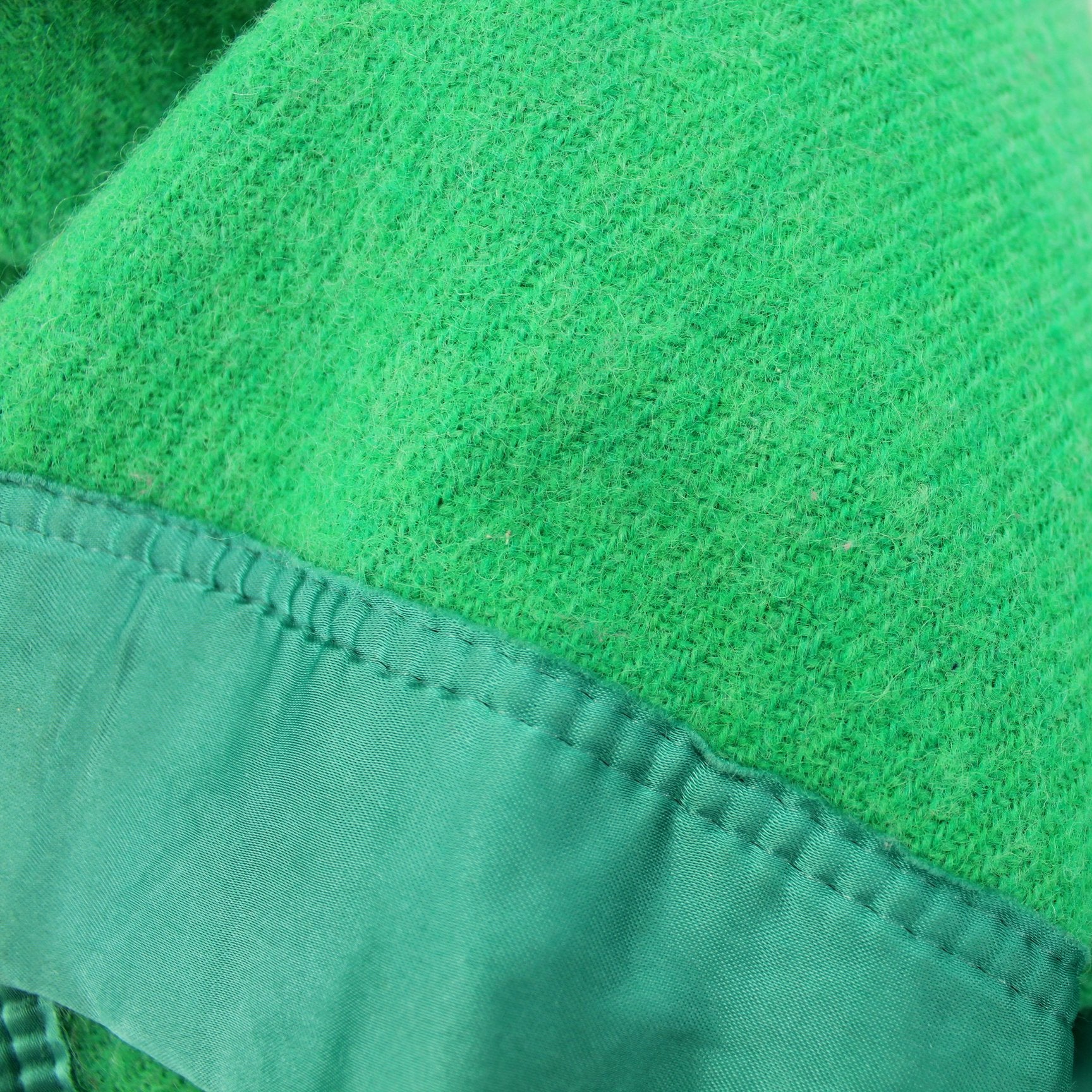 Kenwood Queensize Wool Blanket Green Moth Proof 100" X 87" Canada closeup weave