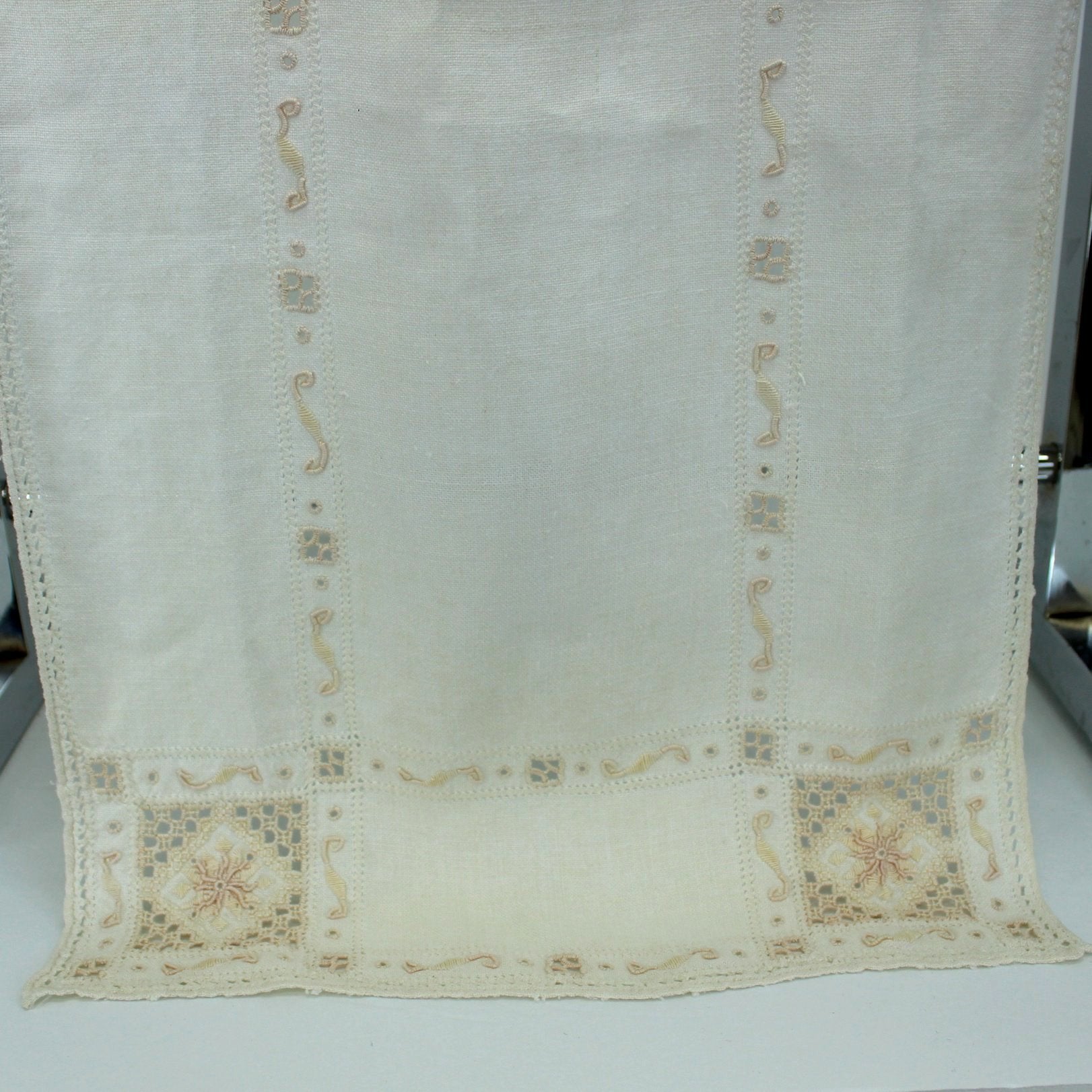 Grand Old Linen Table Runner Embroidery Open Work Edging Hand Made lovely design each end and medallion