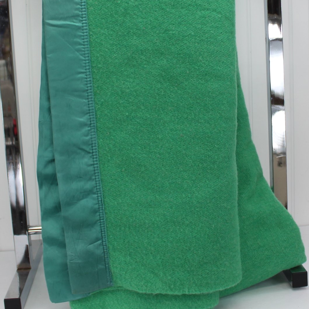 Kenwood Queensize Wool Blanket Green Moth Proof 100" X 87" Canada view binding edges