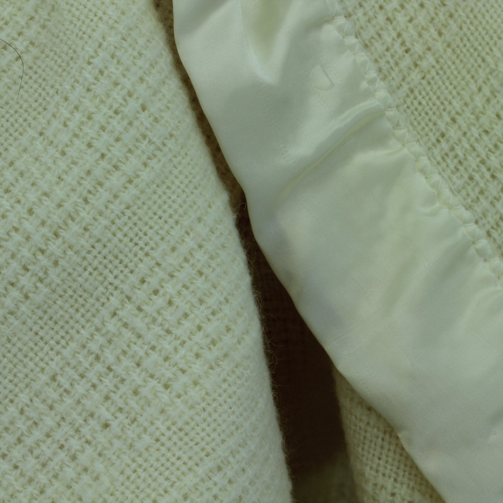 Faribault Faribo Washable Wool Blend Blanket Ivory Basketweave 102" X 87" closeup of fiber