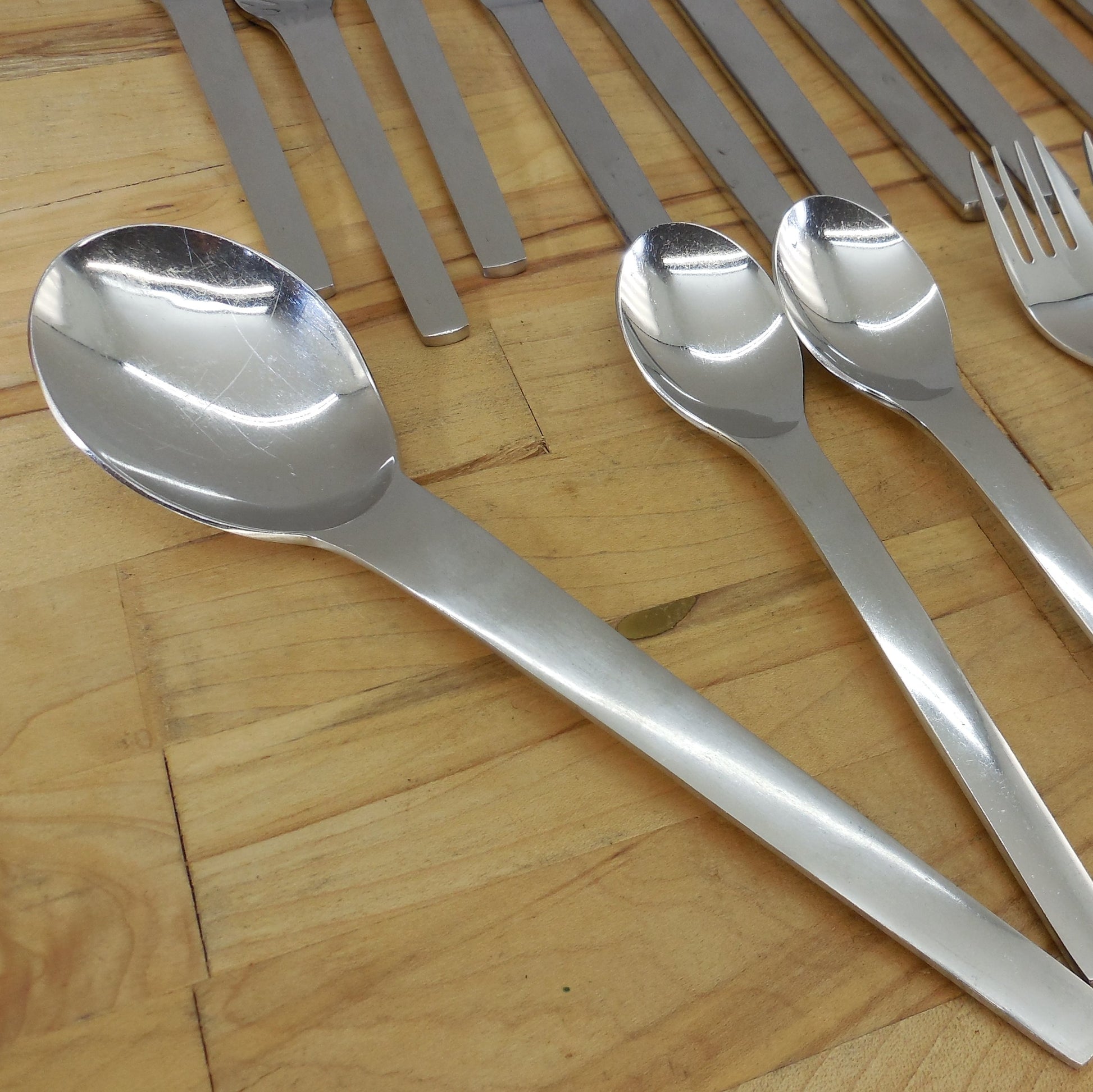 Towle Supreme Cutlery Ingrid Flatware 24 Lot Knife Fork Serving Spoon