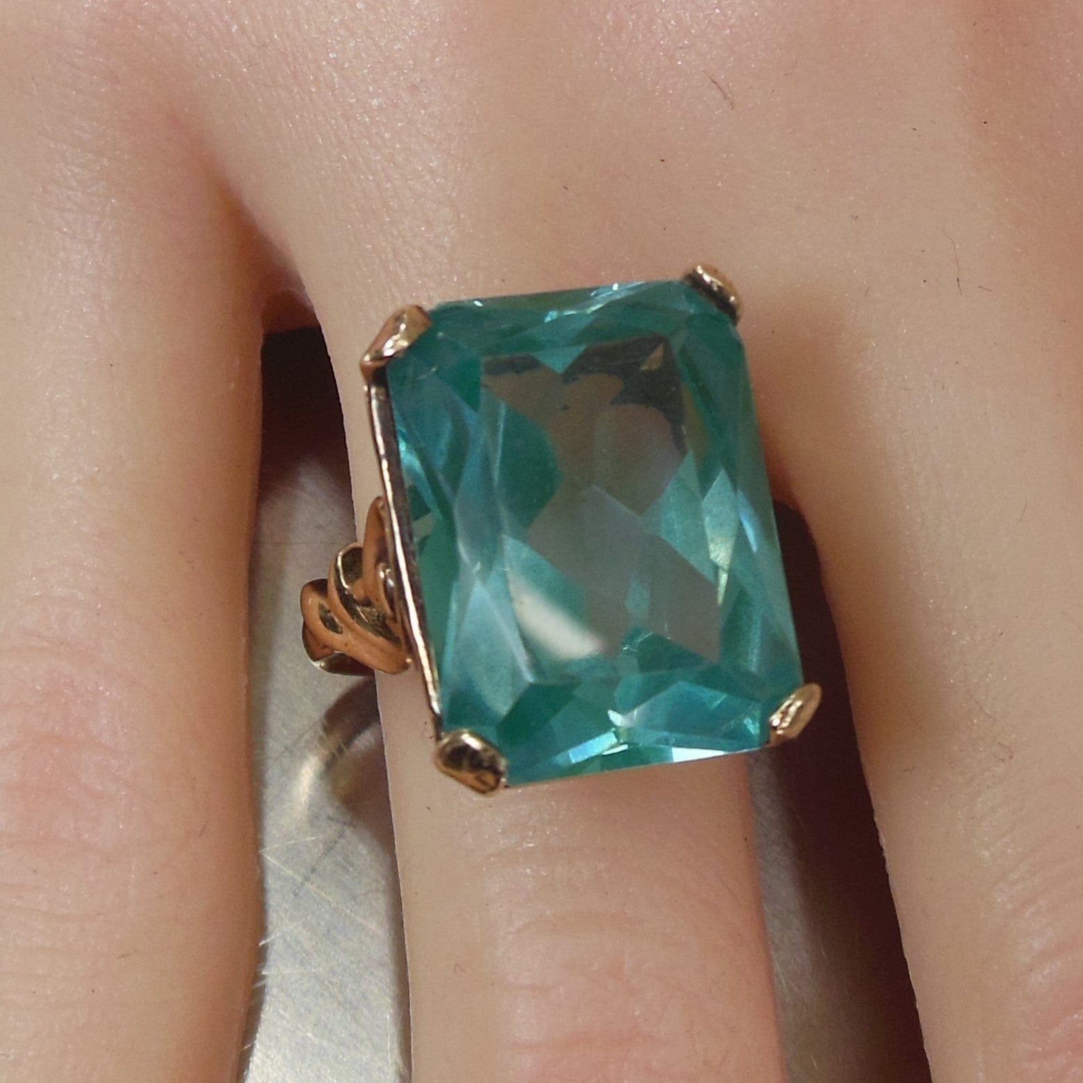 Cocktail Ring 10K Yellow Faceted Rectangular Blue Topaz Size 7 estate