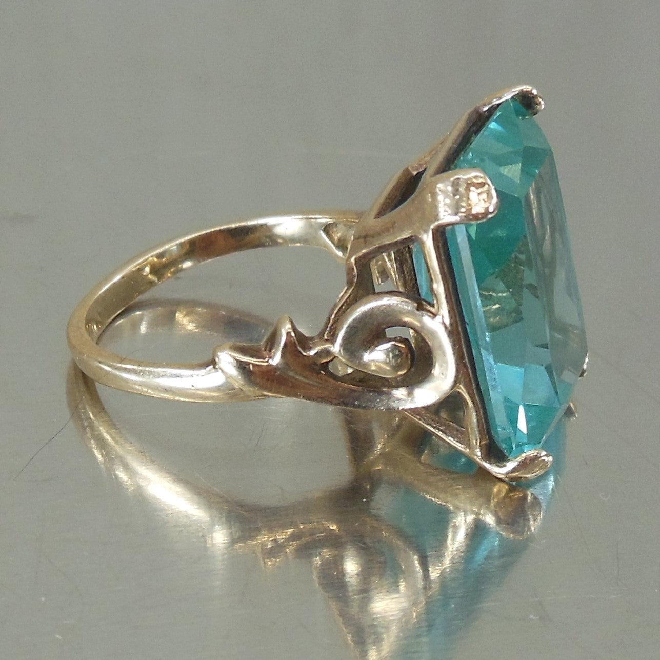 Cocktail Ring 10K Yellow Faceted Rectangular Blue Topaz Size 7 used