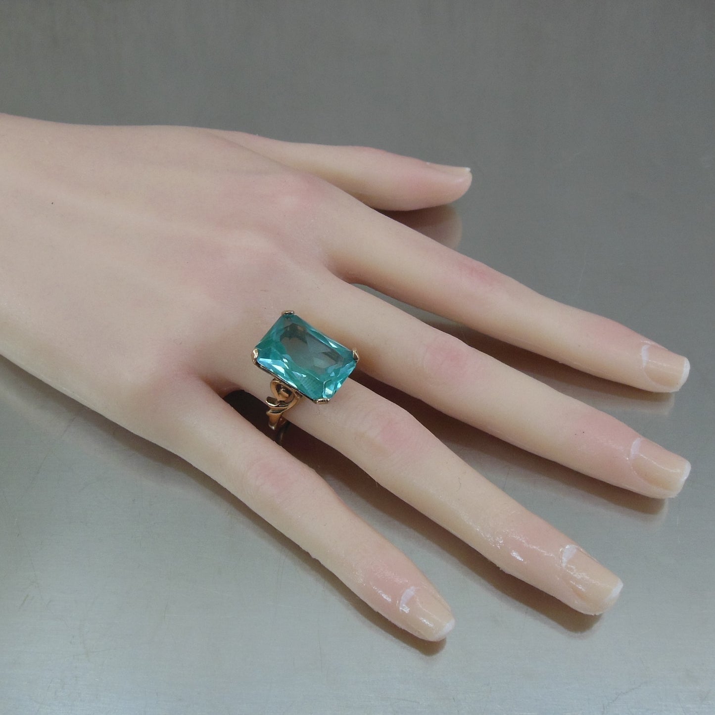 Cocktail Ring 10K Yellow Gold Faceted Rectangular Blue Topaz Size 7 vintage