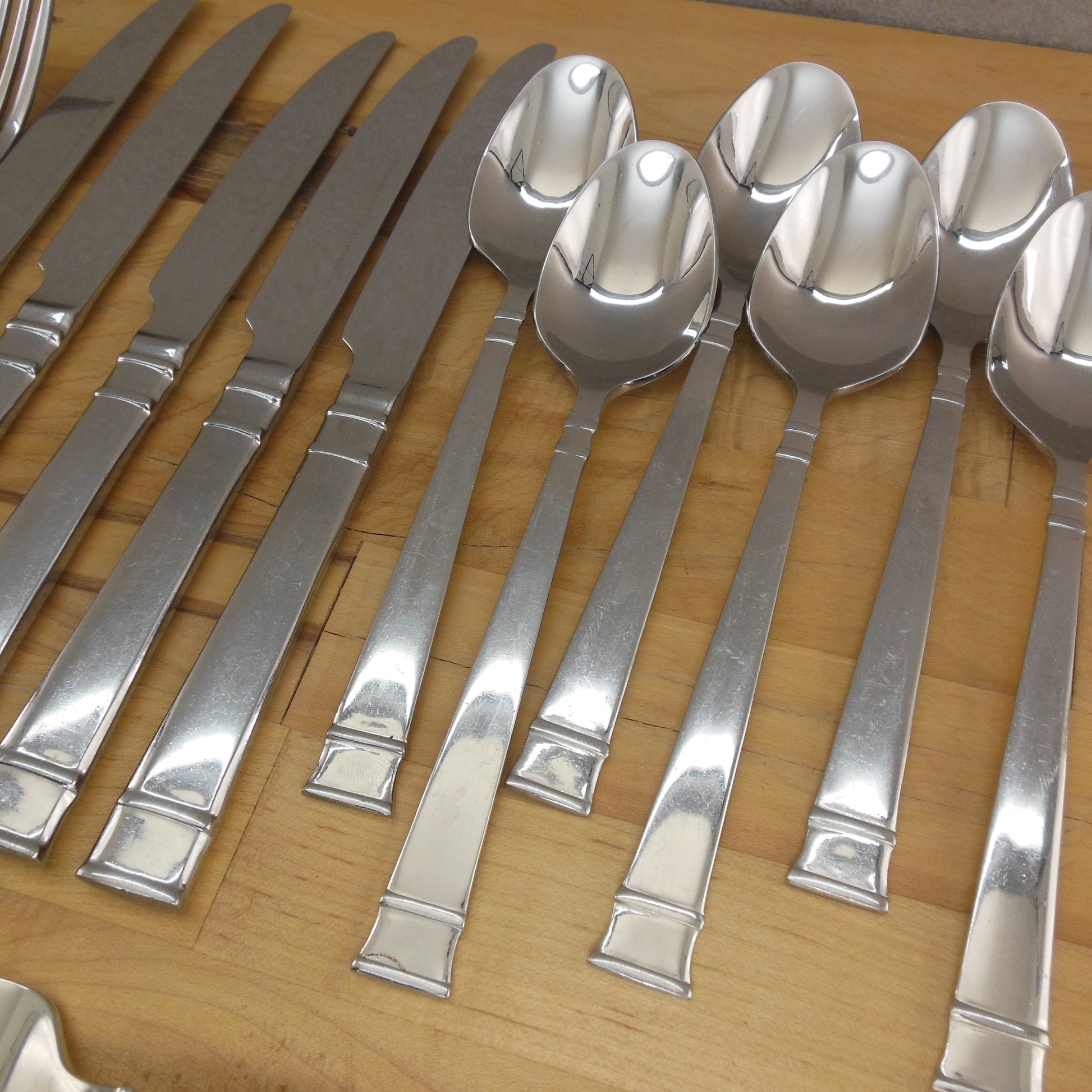 Heritage Mint Bentley Stainless Flatware Lot 24 Pcs. Fork Spoon Knife Used