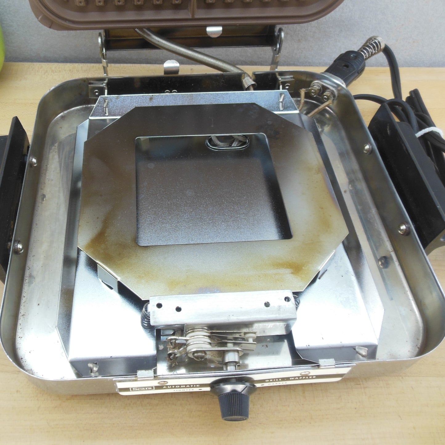 Kenmore Sears 1969 Chrome Grill Waffle Maker Non-Stick 632.64682 Interior