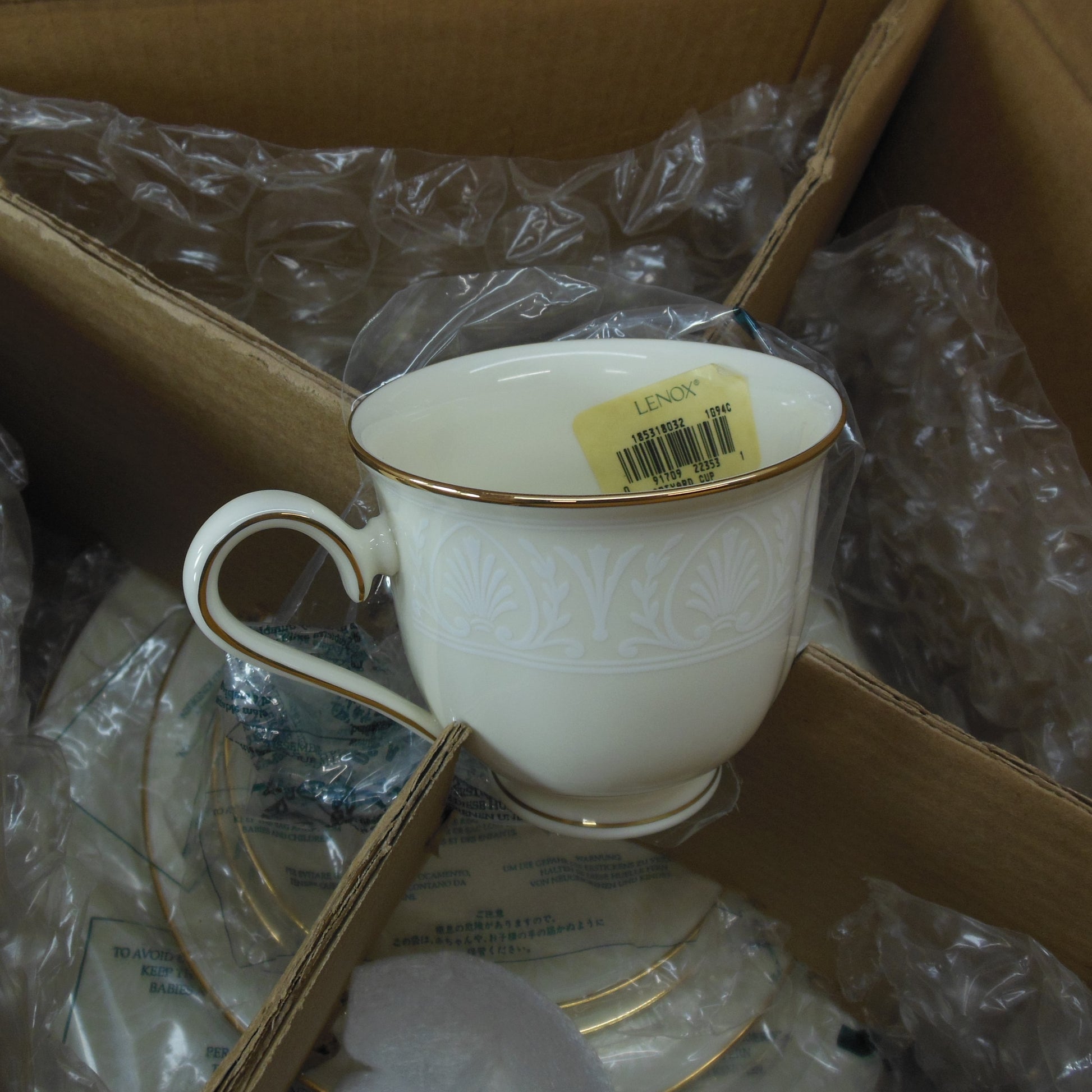 Lenox Fine China Courtyard Gold 5 Piece Place Setting - New in Box cup saucer plates