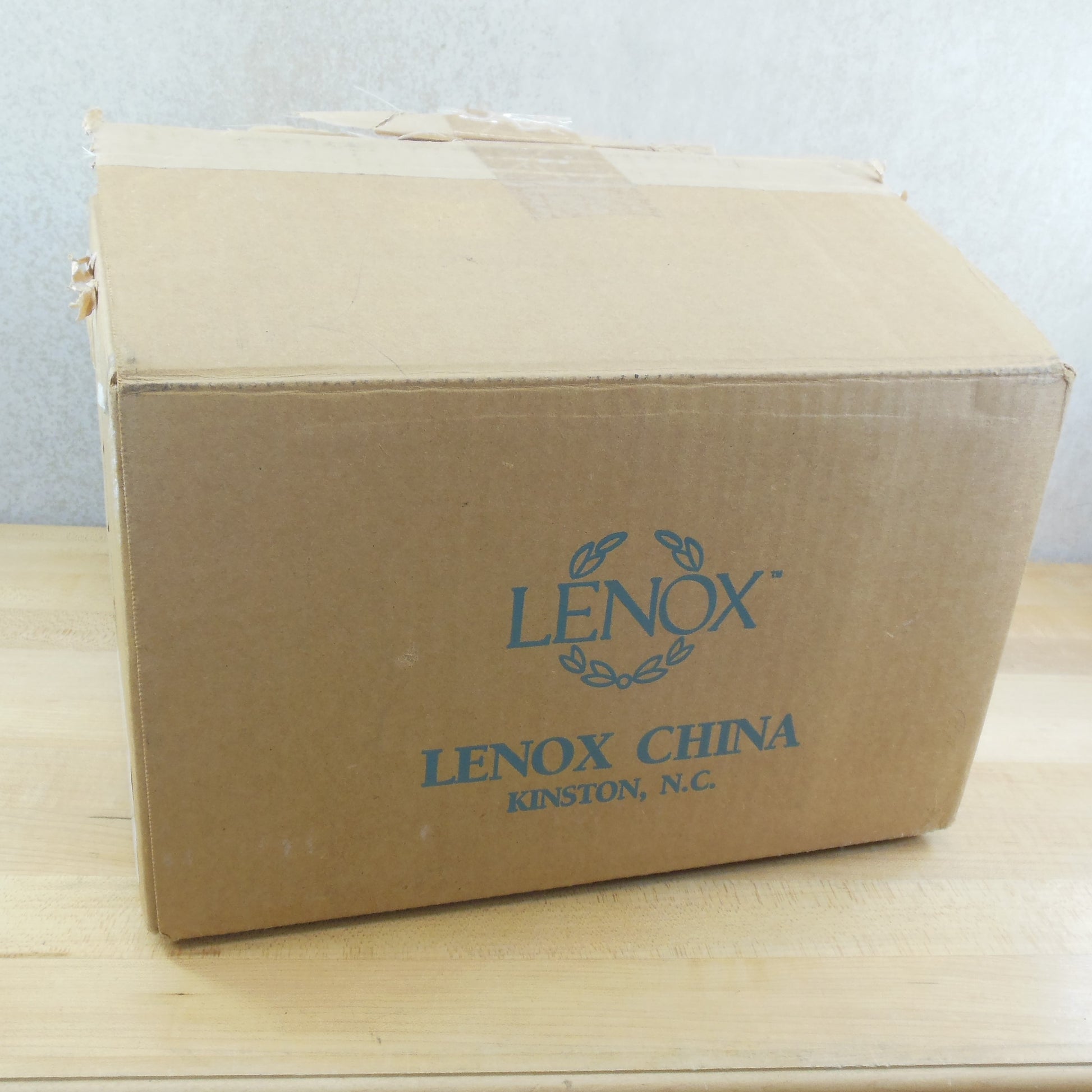 Lenox Fine China Courtyard Gold 5 Piece Place Setting - New in Box vintage