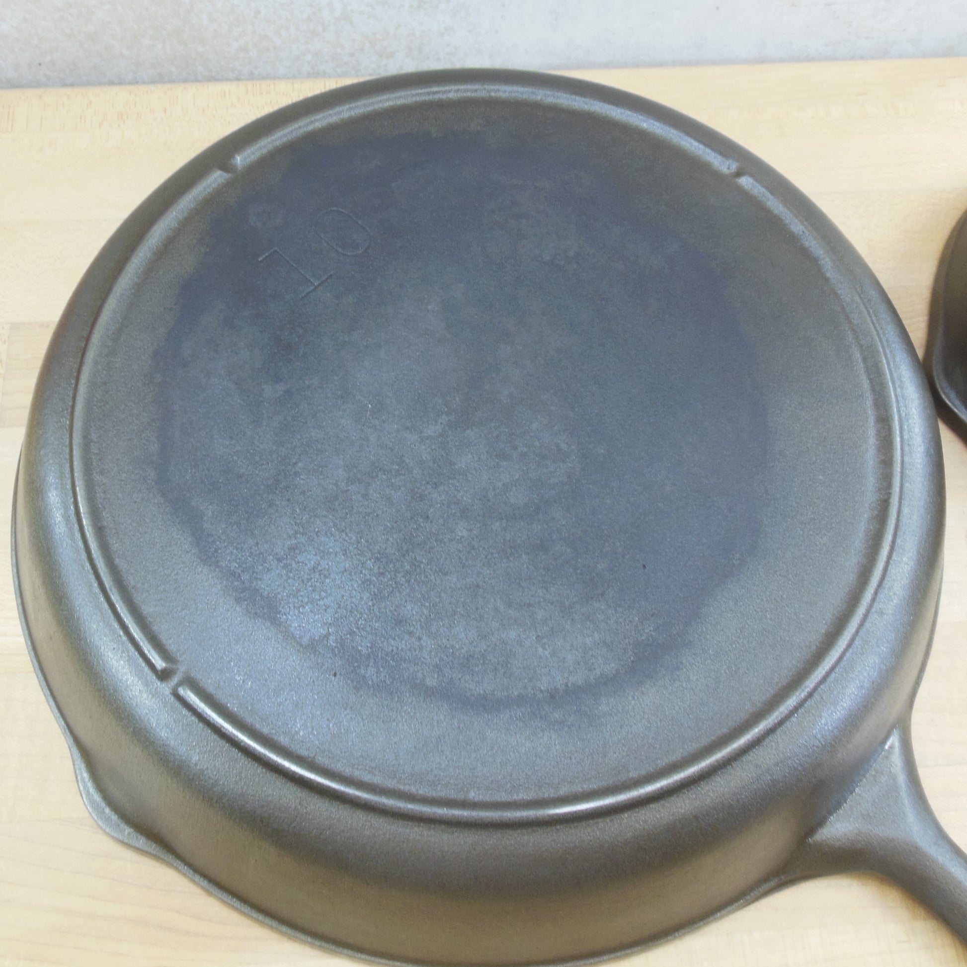 Lodge 10 SK, 3-notch Heat Ring, Cast Iron Skillet. Made in the USA.  Manufactured by Lodge in the 1970's. Excellent Condition 