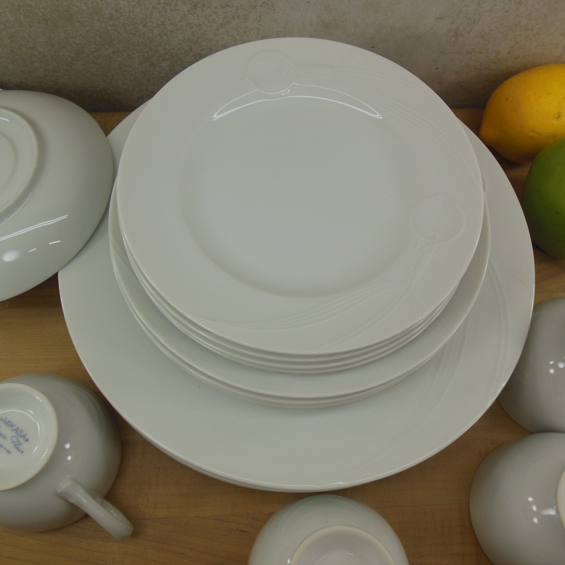 Mikasa Japan Classic Flair White Dinnerware Twenty Piece Service for 4 EUC
