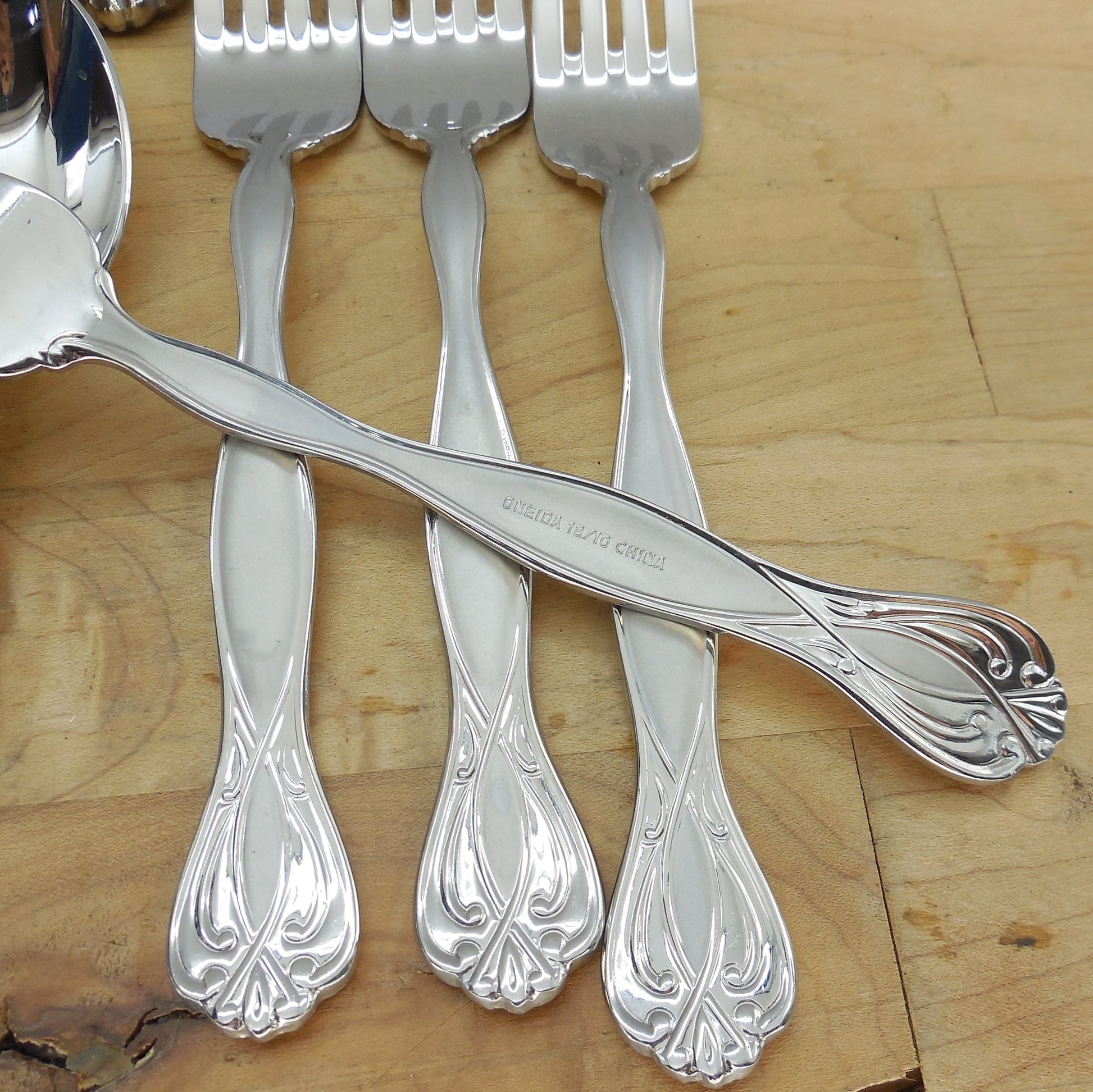 Oneida Majestic 24 Piece Flatware Set 18/10 Stainless Open Box China