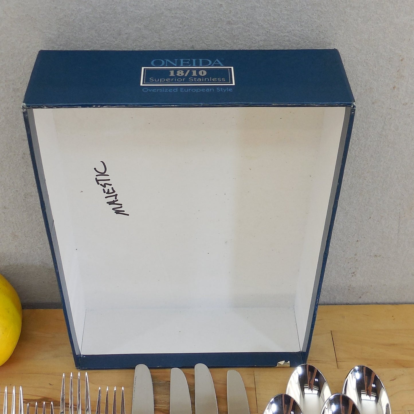 Oneida Majestic 24 Piece Flatware Set 18/10 Stainless Open Box Unused