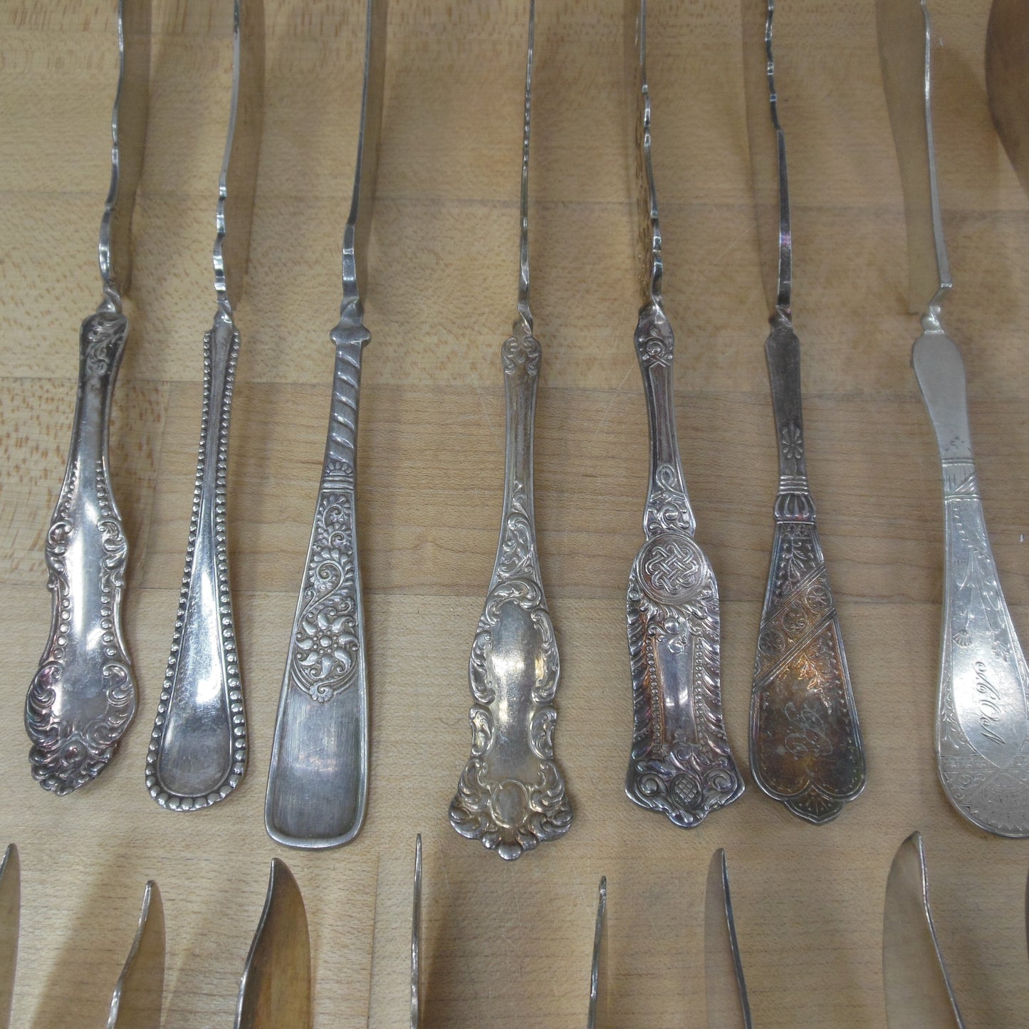 Antique Mixed Master Collection 33 Silverplate Master Butter Knives Twist Rogers
