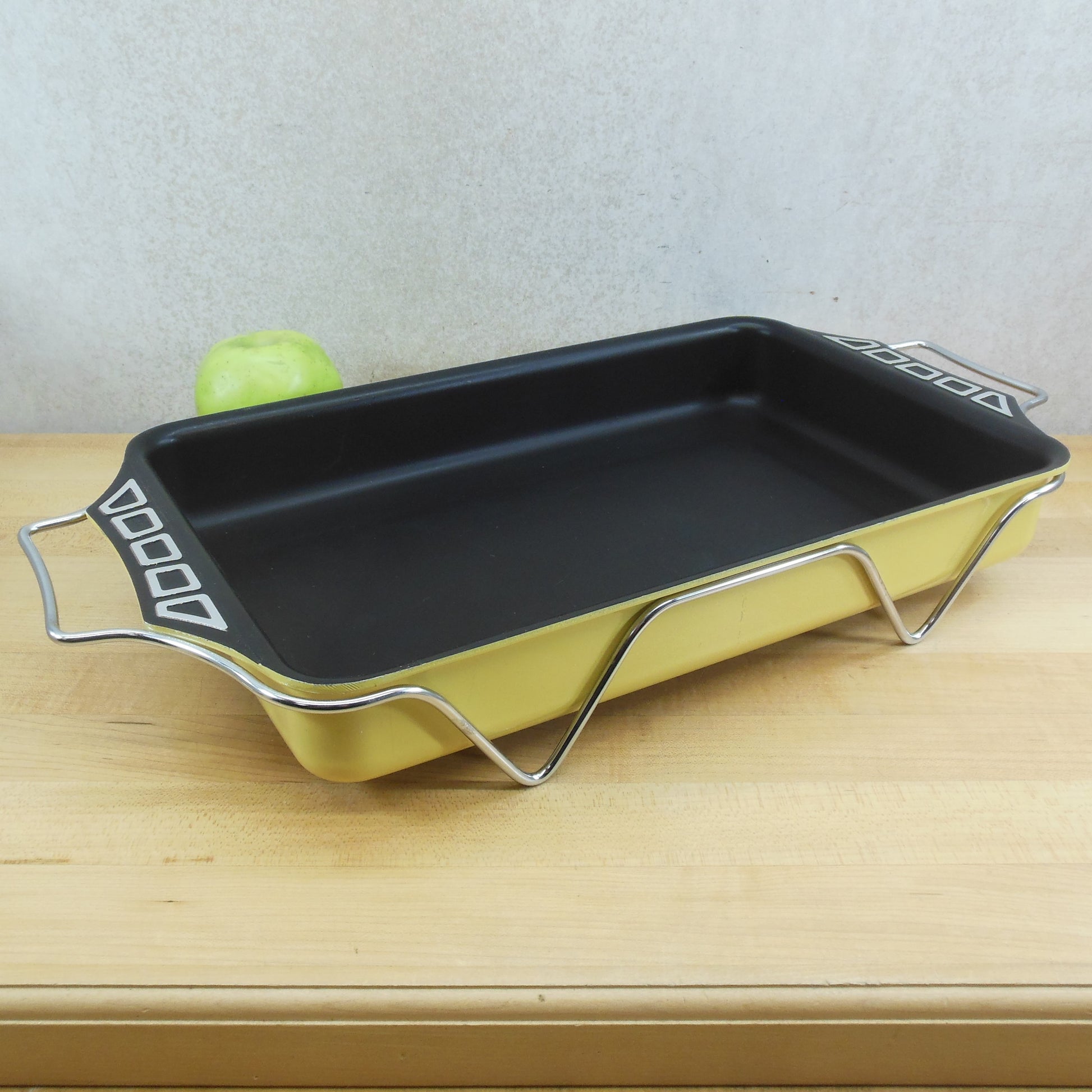 Nordic Ware 5 in 1 Pan Broil Roast Bake Cook Serve Lasagna Yellow