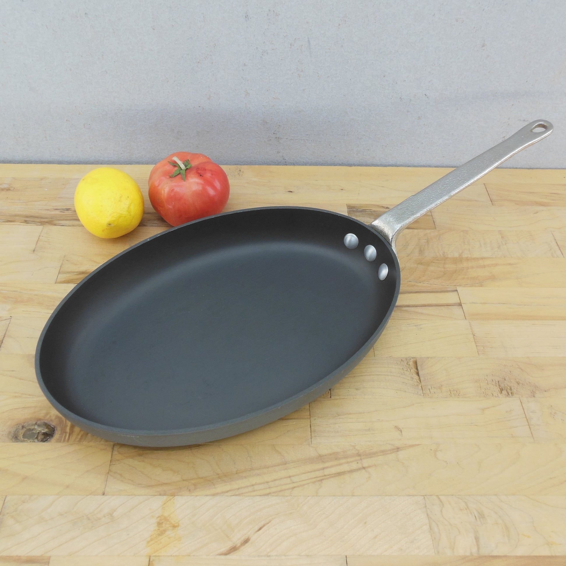 Calphalon Commercial Cookware Anodized Oval Omelet Pan Skillet 192
