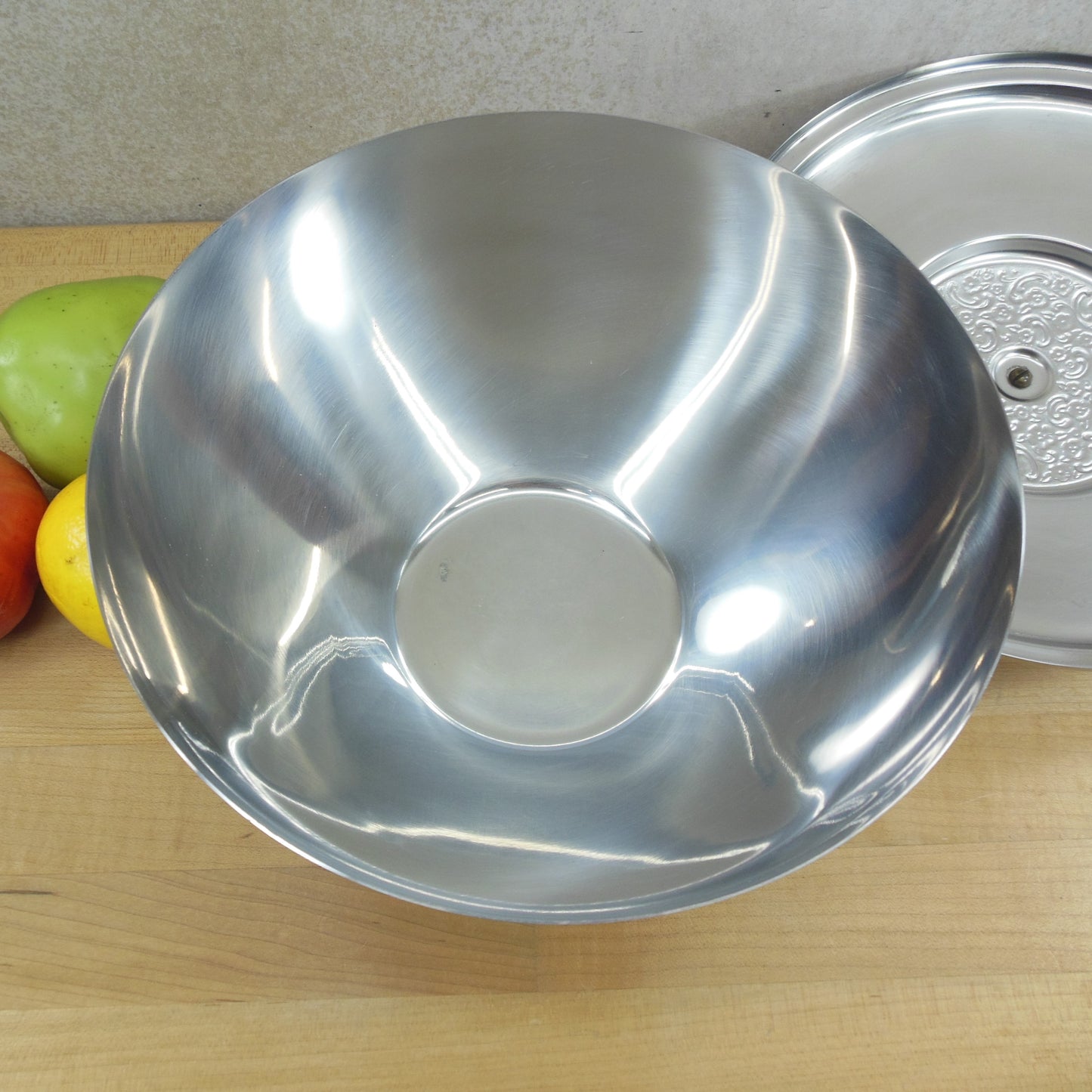 Oneida Custom Mediterranea 18/8 Stainless Salad Server Bowl & LId  9.5"