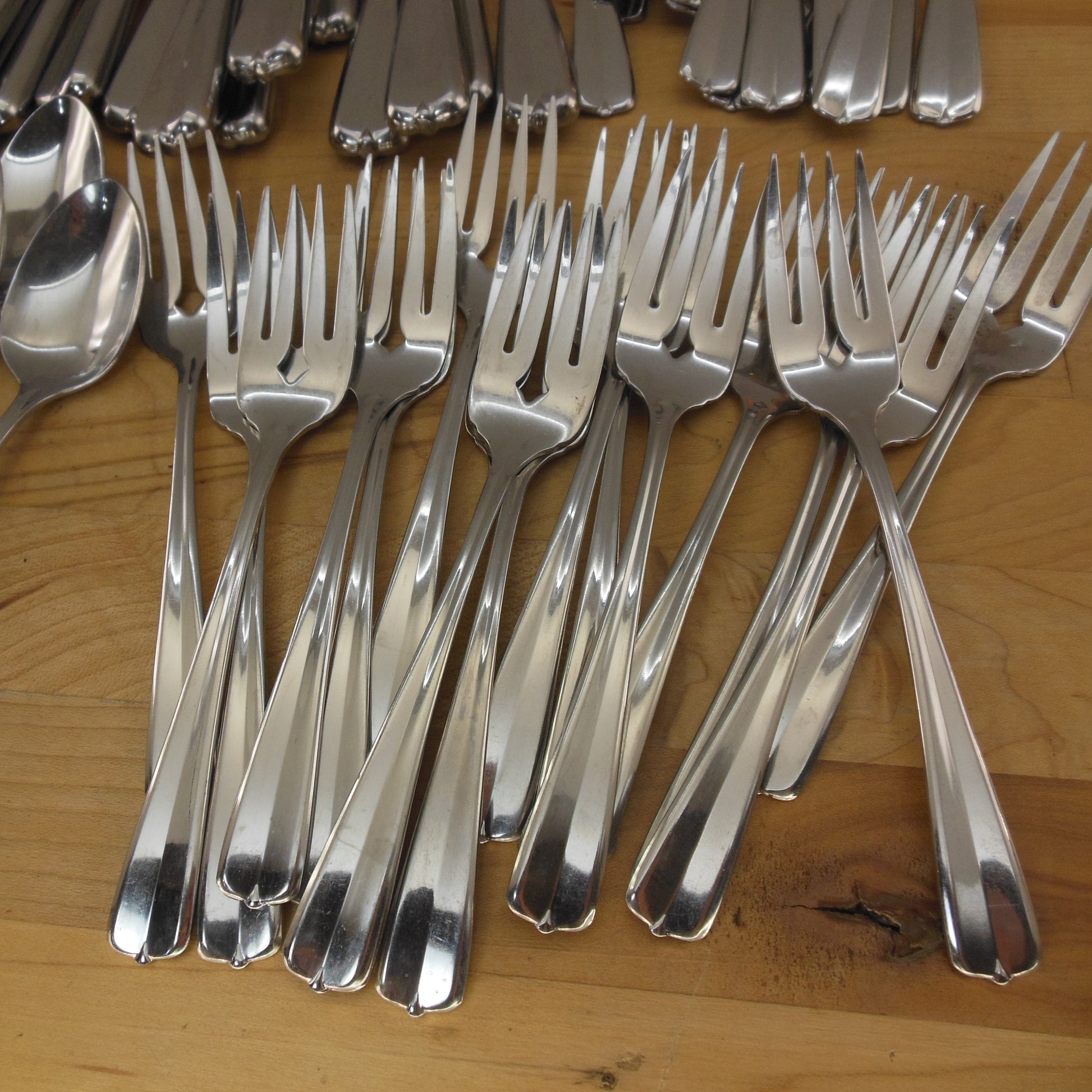 Oneida Gala-Impulse Stainless Flatware Lot Set 63 Pieces Salad Fork