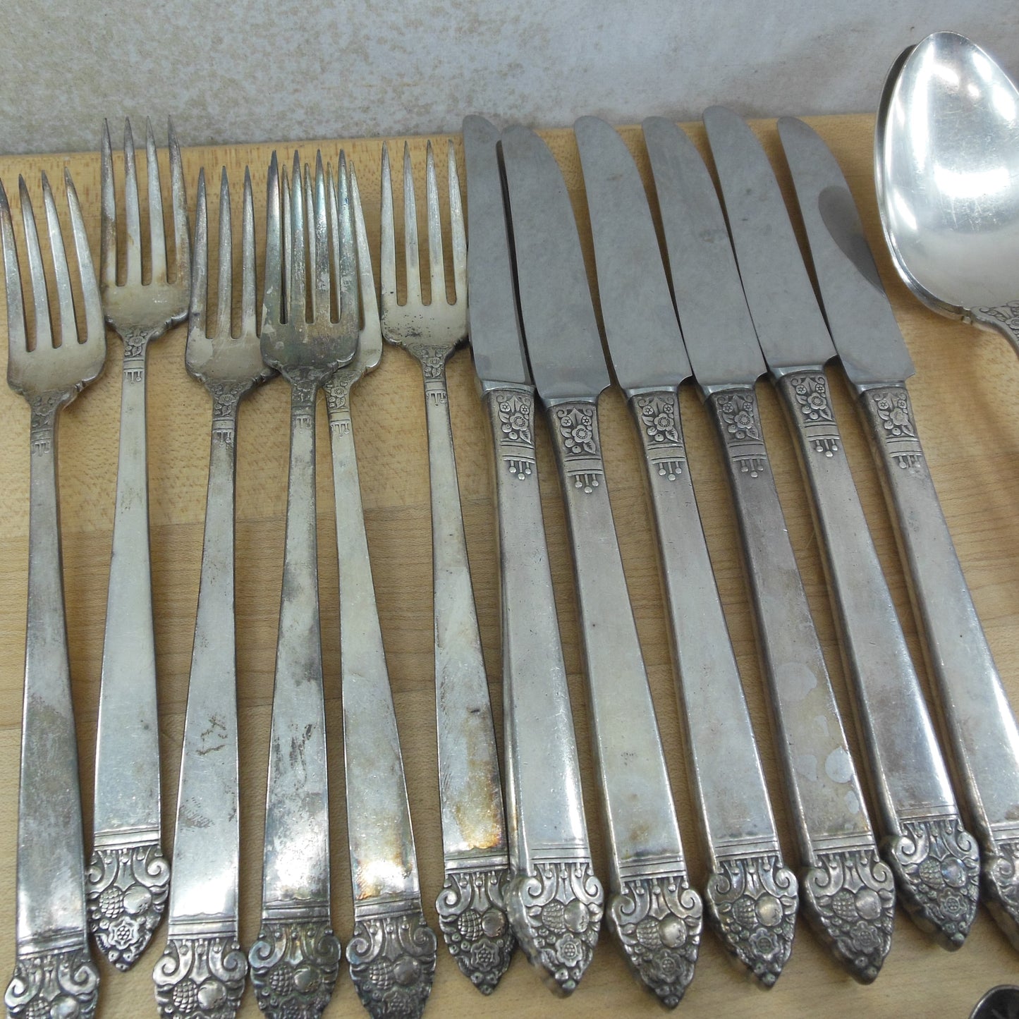 Oneida Community King Cedric Silverplate Flatware 32 Pieces forks knives