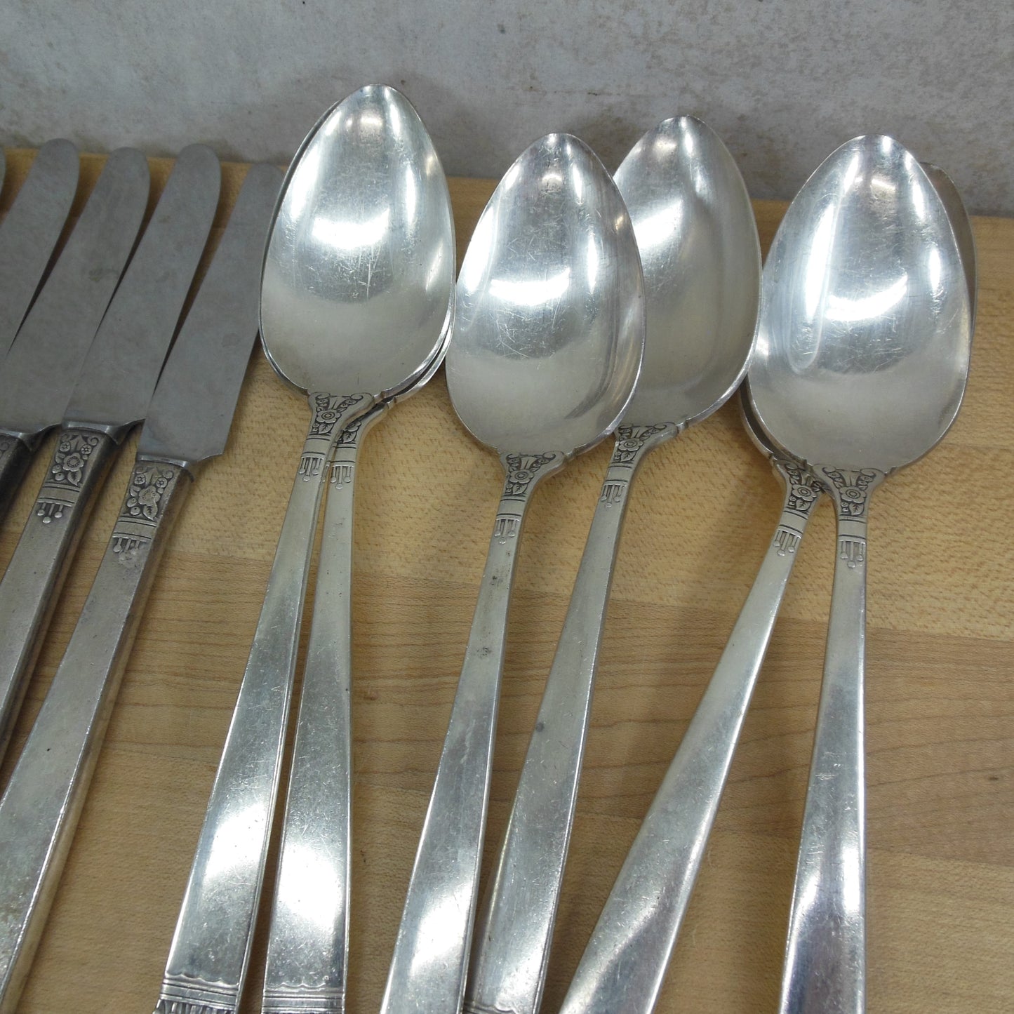 Oneida Community King Cedric Silverplate Flatware 32 Pieces serving spoons