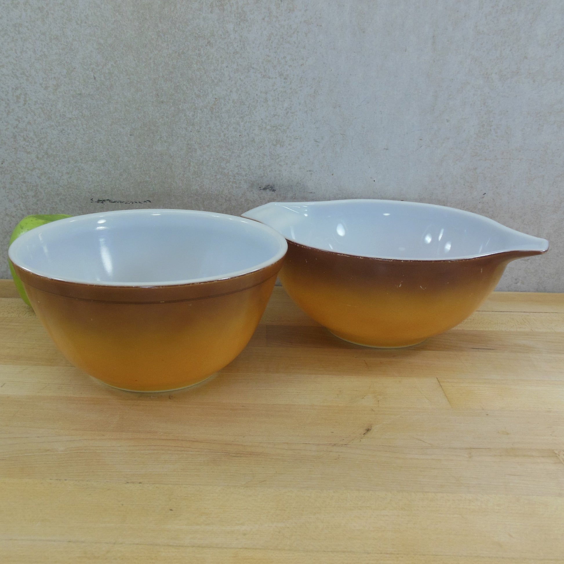 Pyrex Glass Old Orchard Pair 1-1/2 Quart Mixing Bowls 402 442 Brown Gold