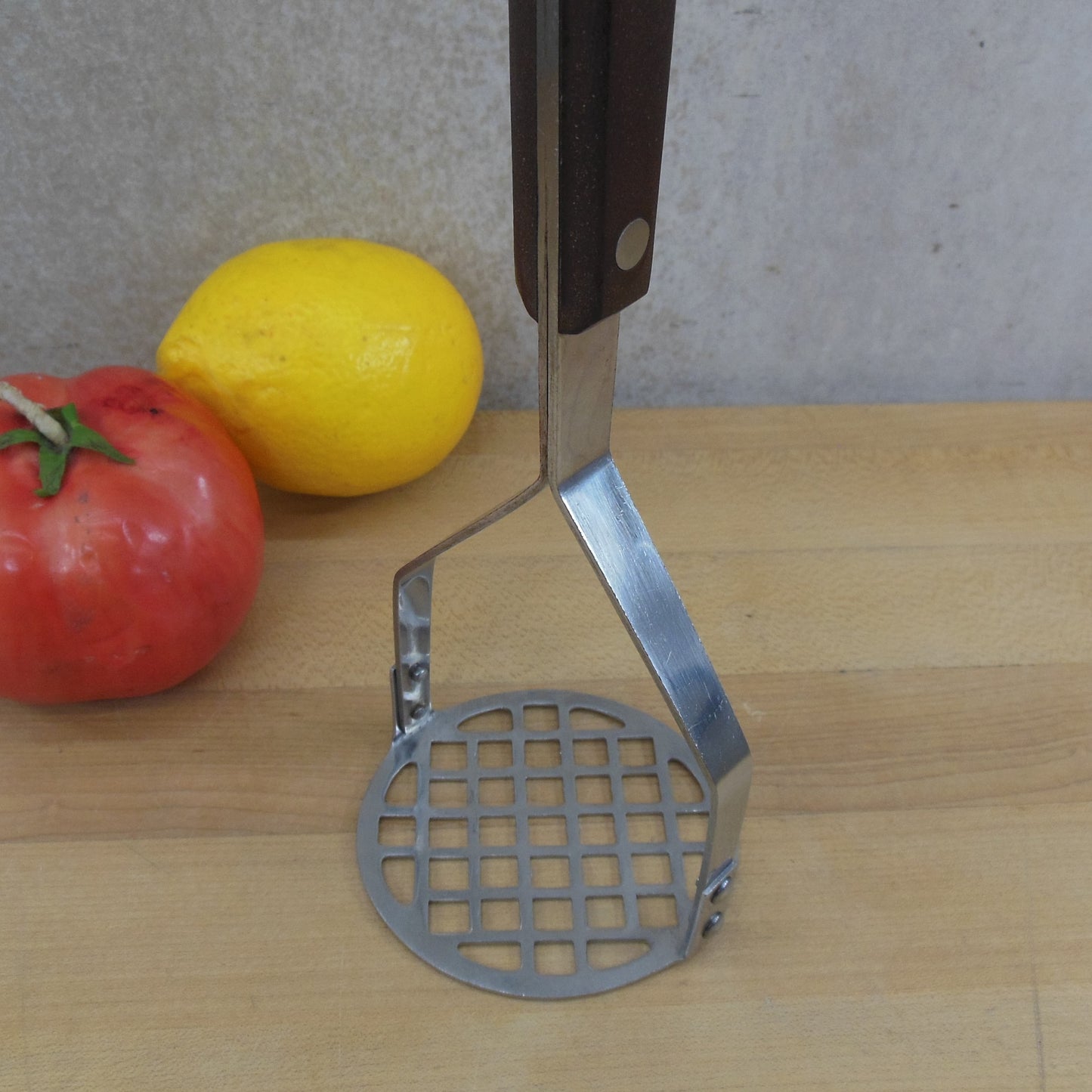 Pyramid Japan Stainless Masher Potato Vegetable- Brown Canoe Muffin Handle