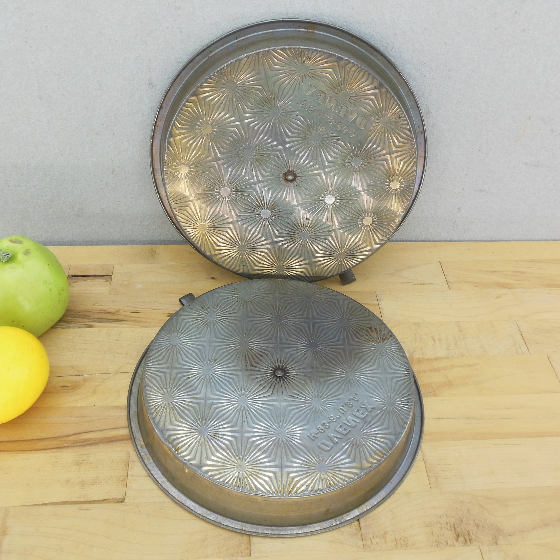 Ekco Ovenex Pair Starburst Tinned Steel Cake Pie Plate Pans N-93-8" Used