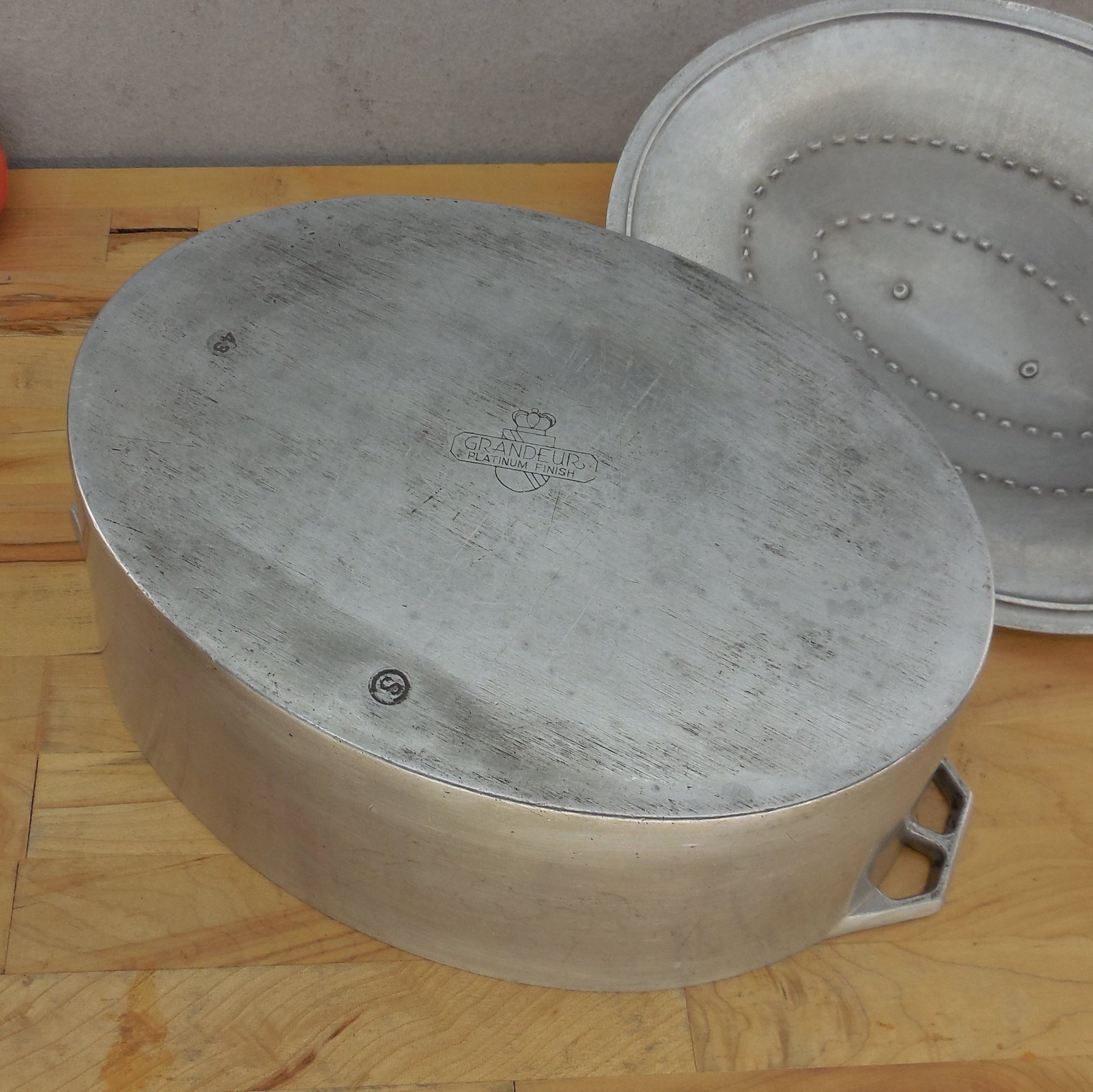 Mirro USA Grandeur Platinum Finish Aluminum #43 Oval Roaster Dome Lid Bottom
