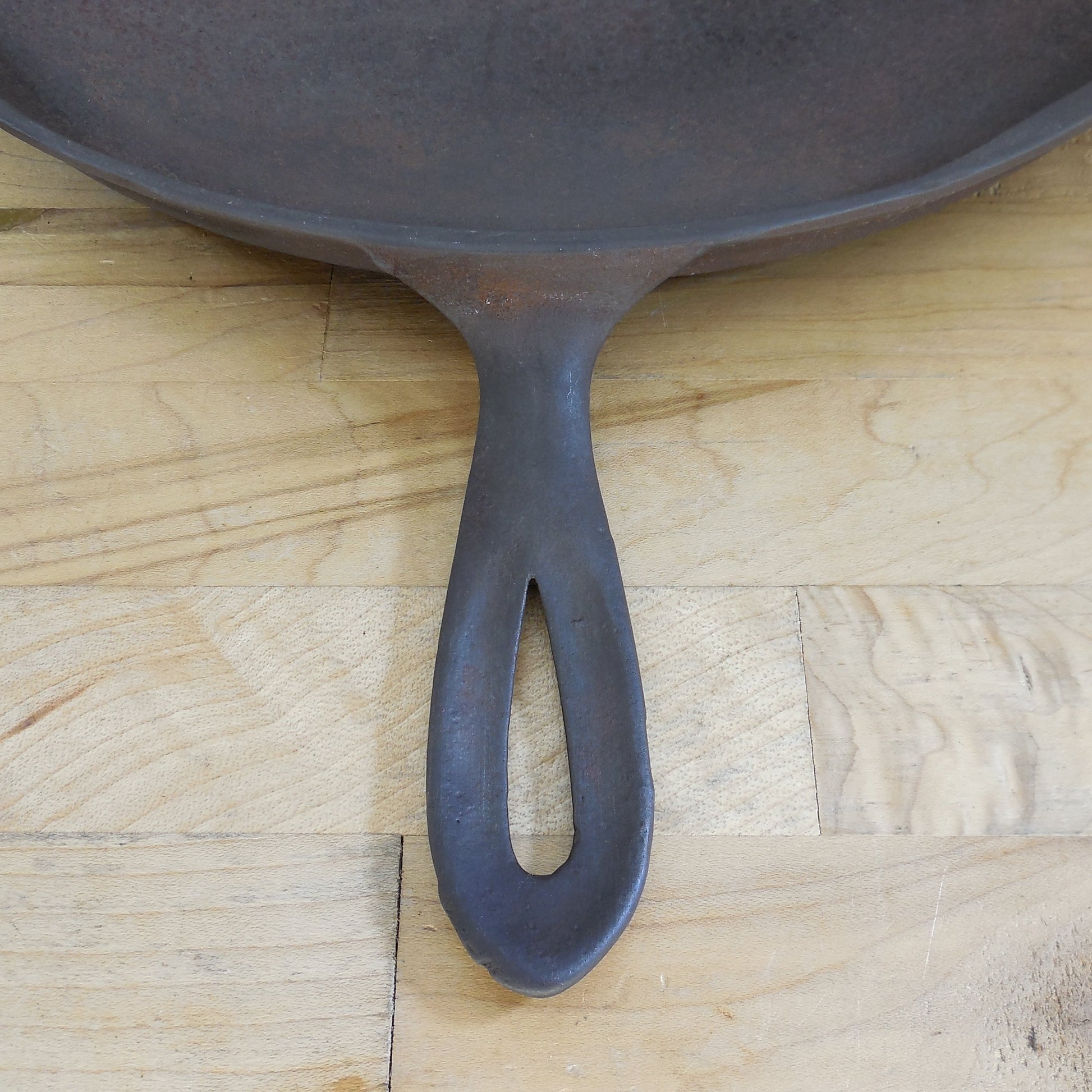 Favorite Piqua Ware #10 Round Cast Iron Griddle Rustic Handle