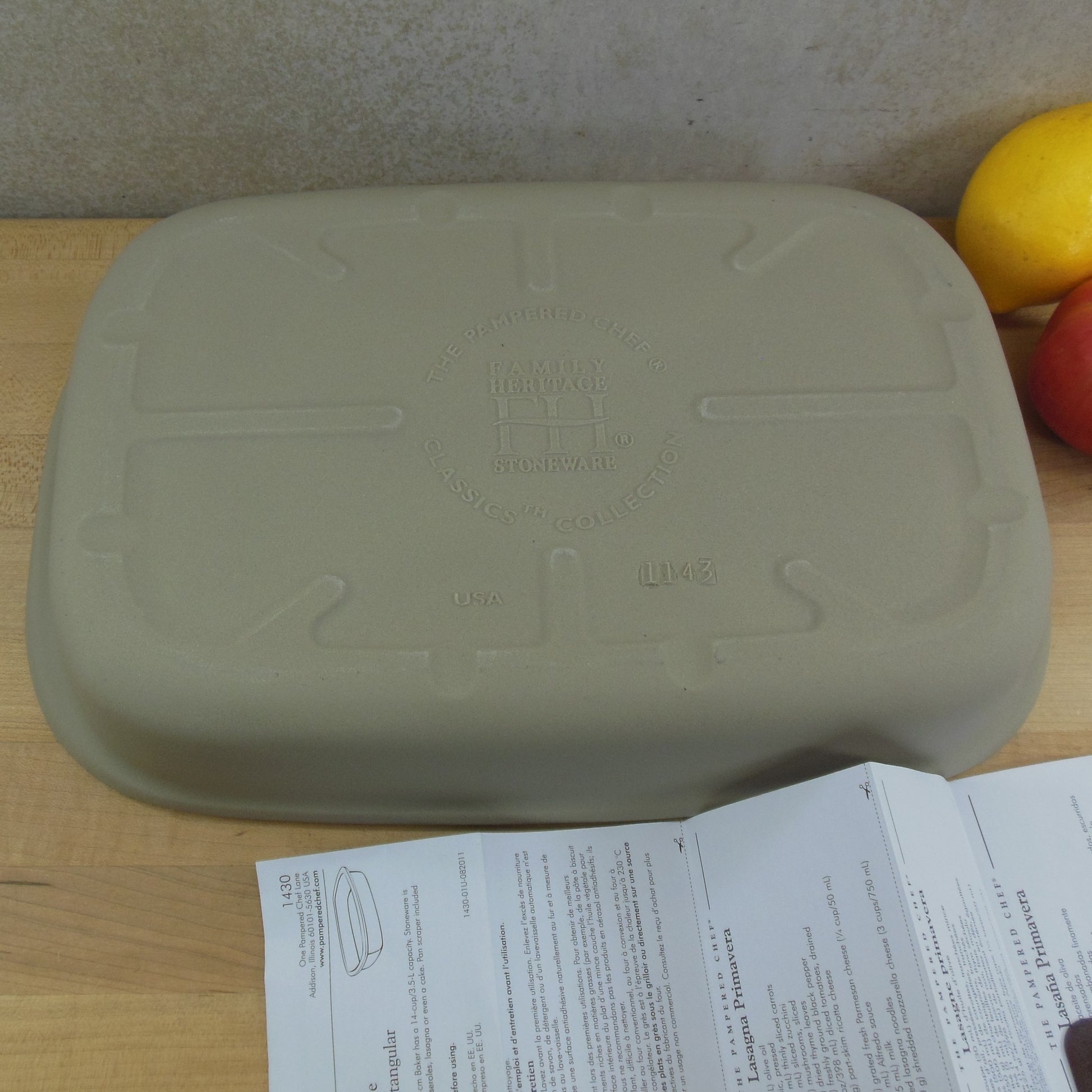 Pampered Chef 9'' x 13'' (23-cm x 33-cm) Pan with Lid