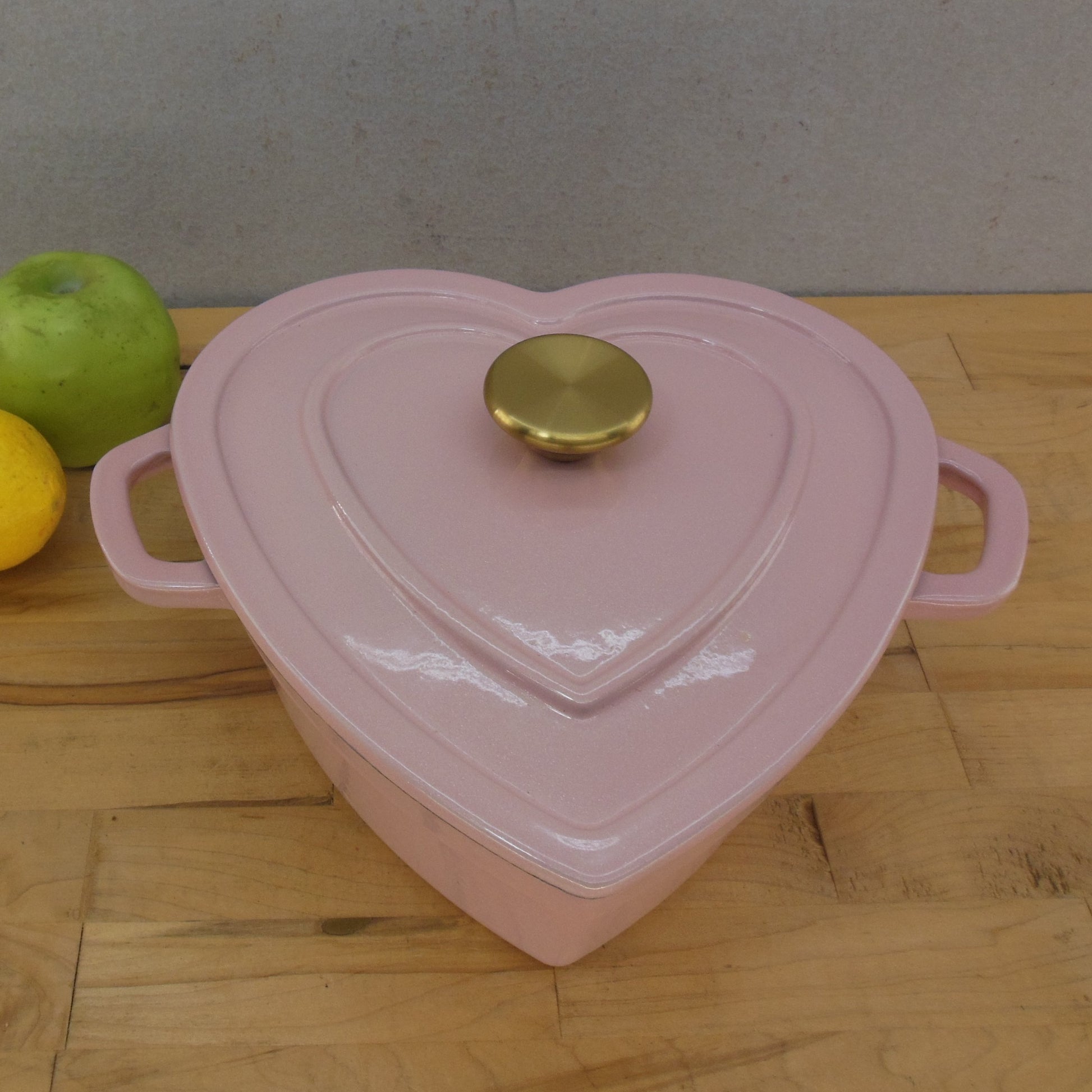 Smith & Clark Ironworks Pink Heart 3-Quart Enamel Cast Iron Dutch Oven Unused