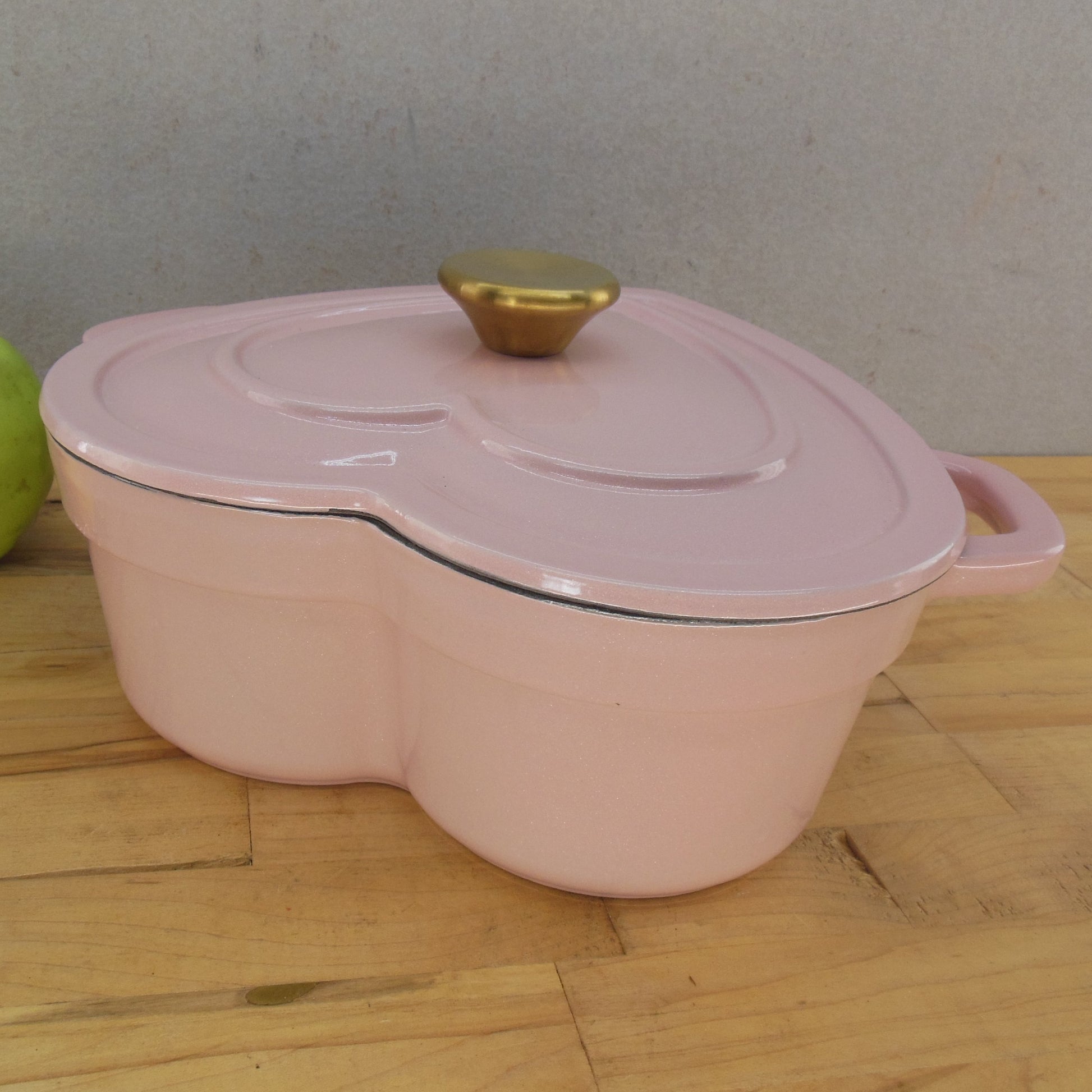 Smith & Clark Ironworks Pink Heart 3-Quart Enamel Cast Iron Dutch Oven Unused with lid