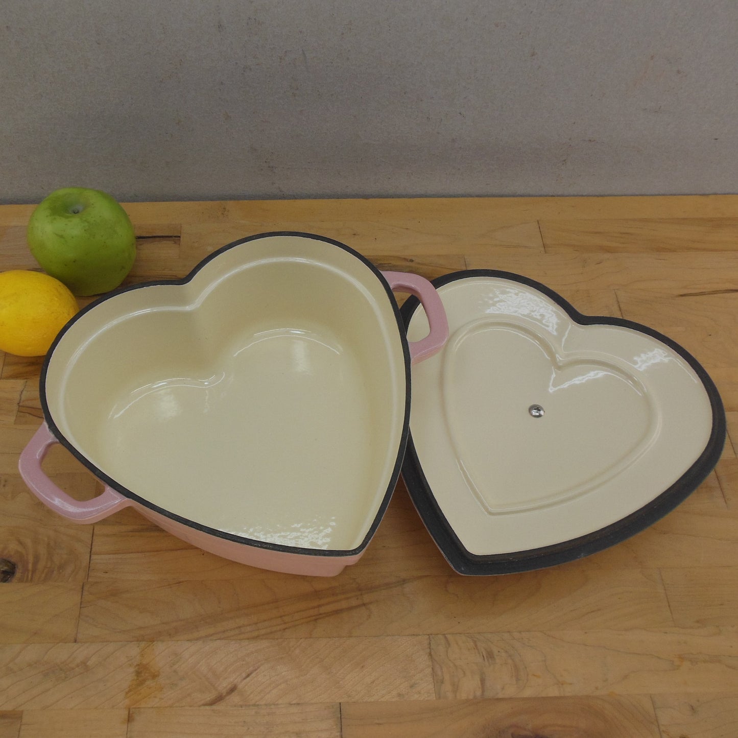 Smith & Clark Ironworks Pink Heart 3-Quart Enamel Cast Iron Dutch Oven Unused New