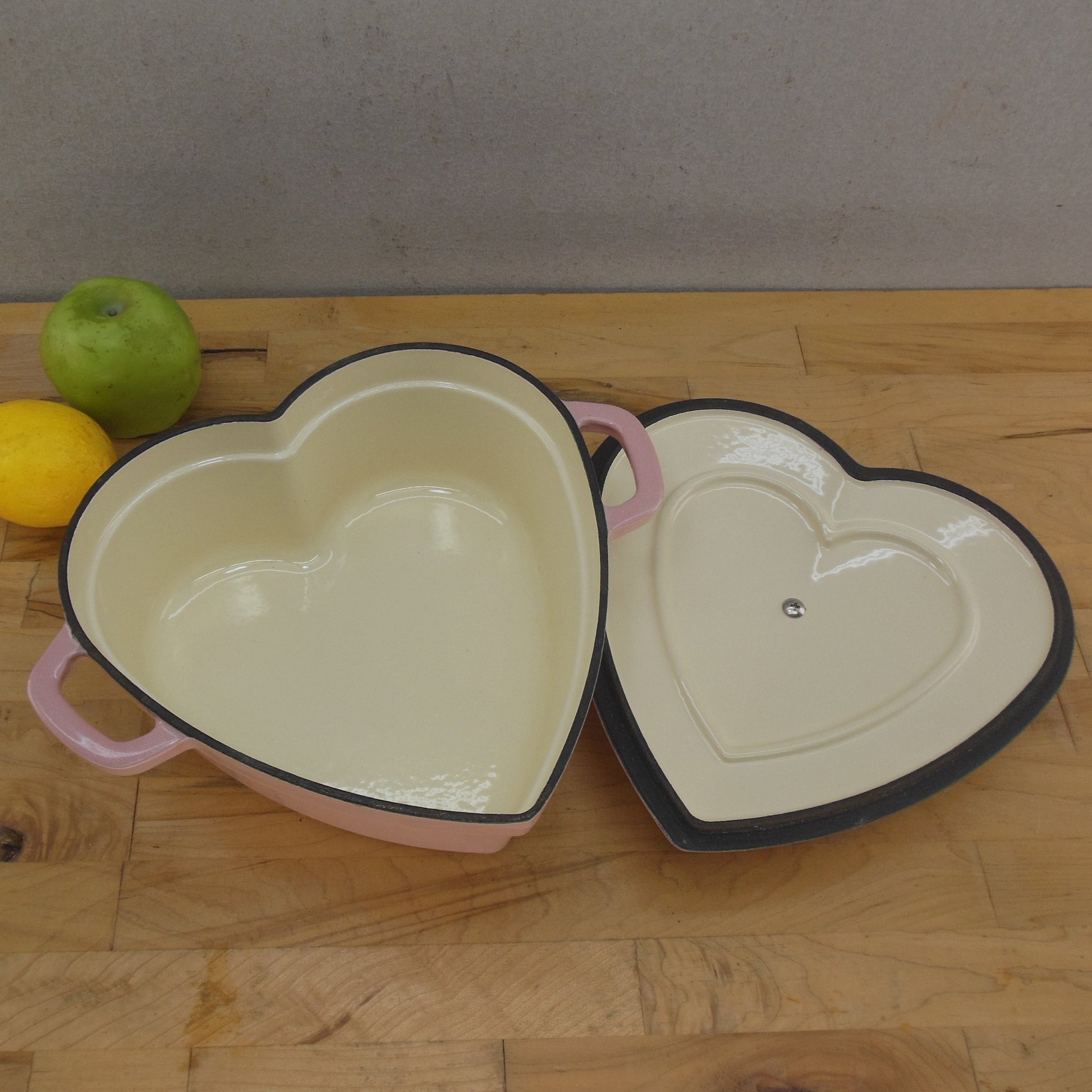 Smith & Clark Ironworks Pink Heart 3-Quart Enamel Cast Iron Dutch Oven Unused New