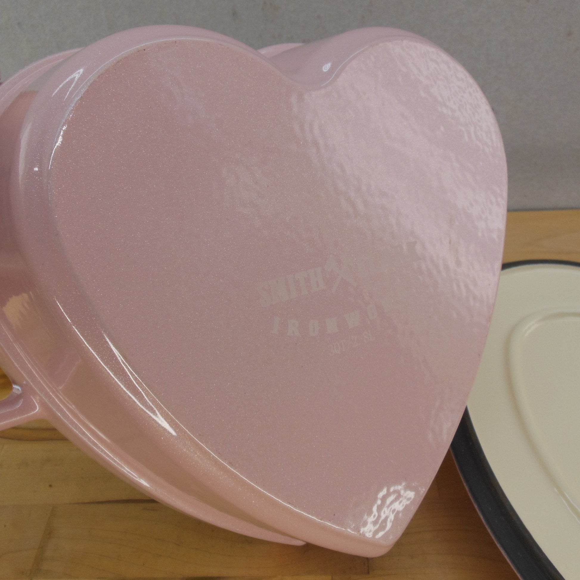 Smith & Clark Ironworks Pink Heart 3-Quart Enamel Cast Iron Dutch Oven Unused Bottom