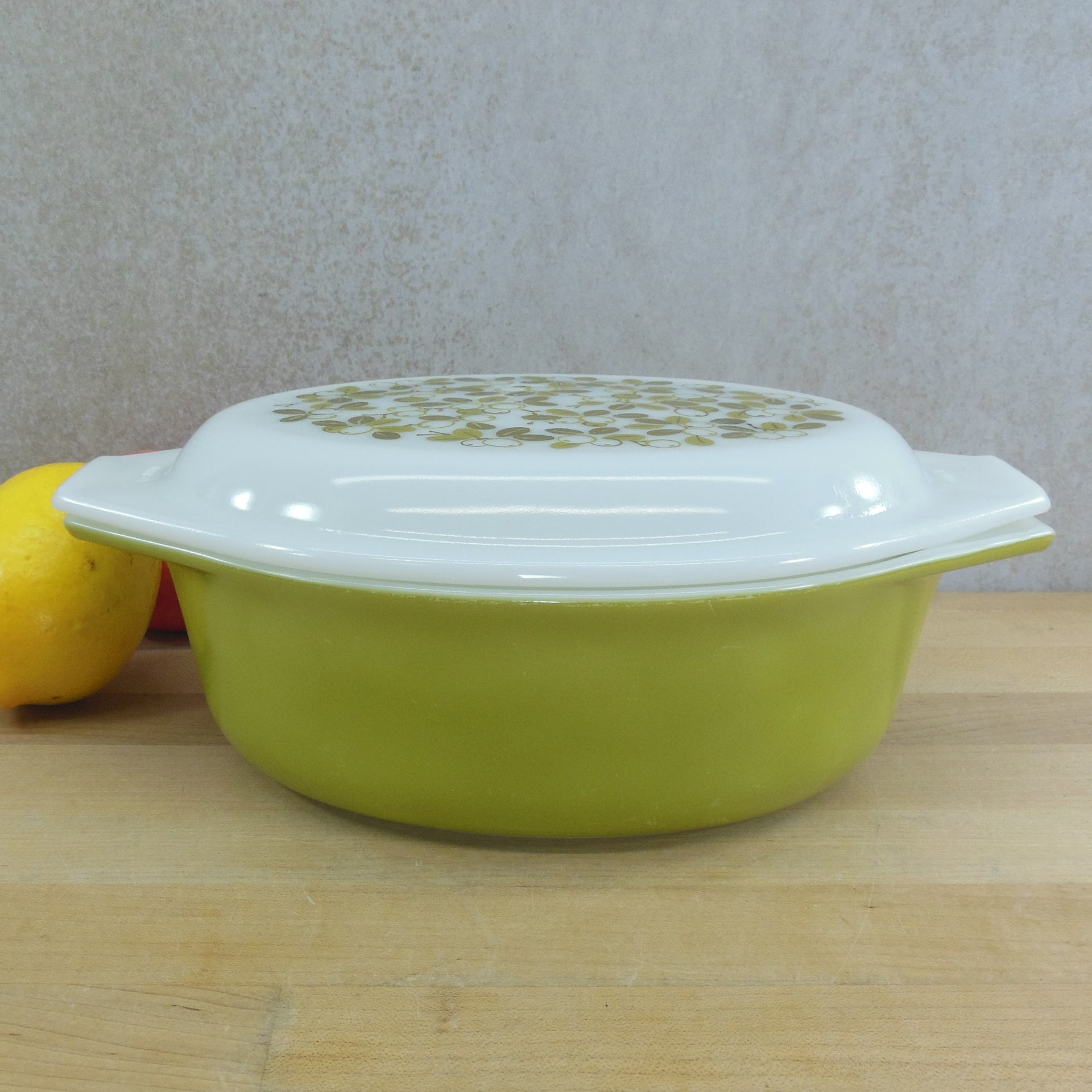 Corning Inc. (New York, USA) Pyrex Verde Olive Leaf 1.5 Quart Divided  Casserole Dish with Lid