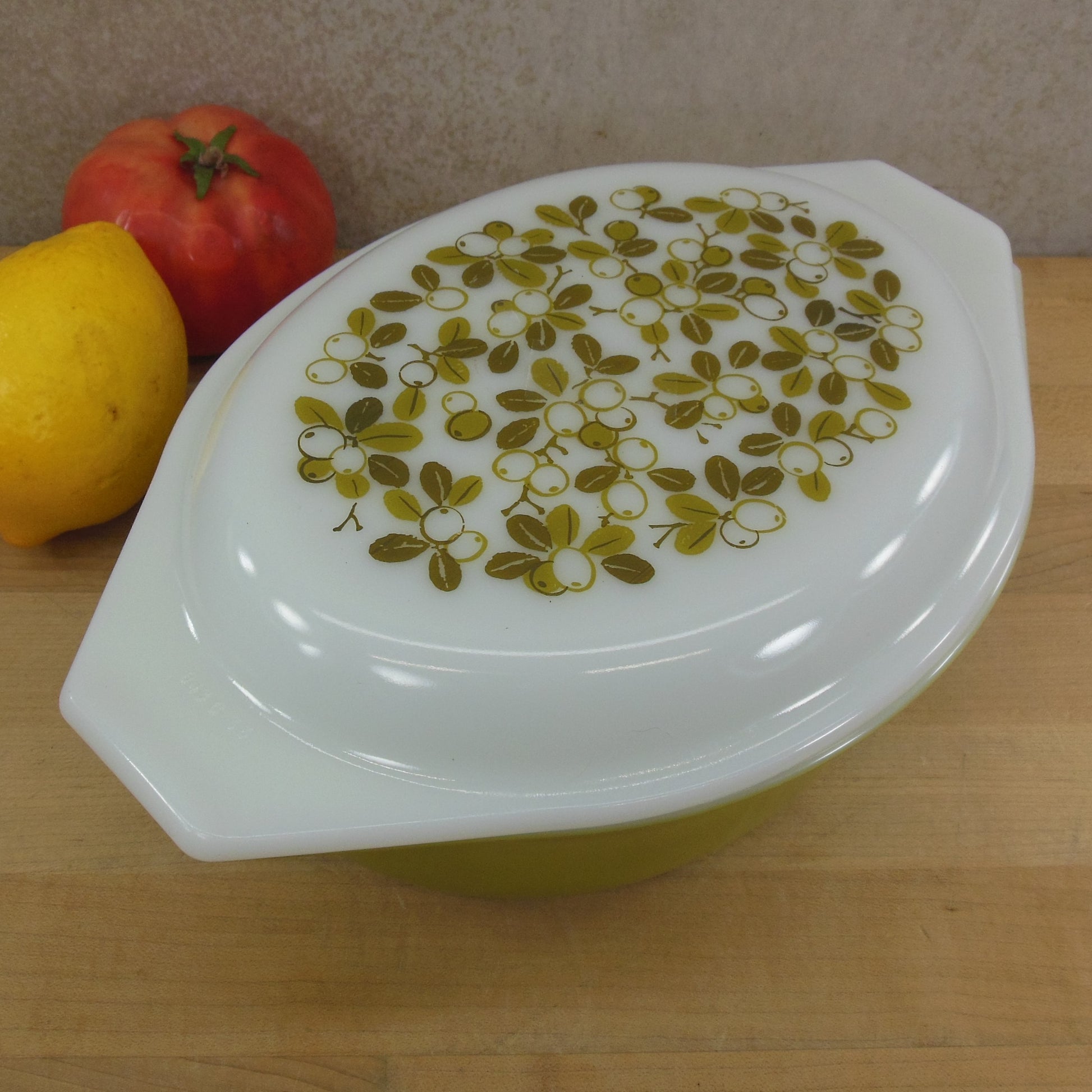 Pyrex Glass Verde Olives Leaves 1-1/2 Quart Lidded Casserole Dish 043 White