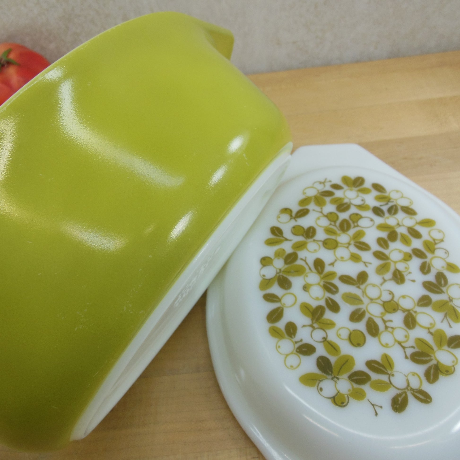 Pyrex Glass Verde Olives Leaves 1-1/2 Quart Lidded Casserole Dish 043 1960's