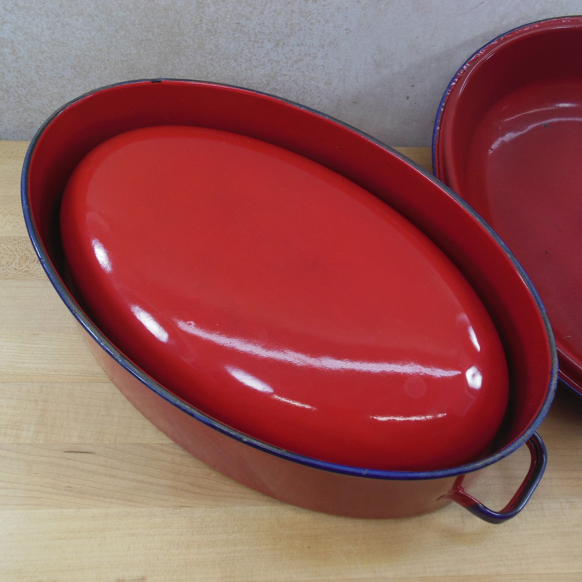 Unbranded Red Blue Trim Rim Enamelware Oval Roaster Pot bottom