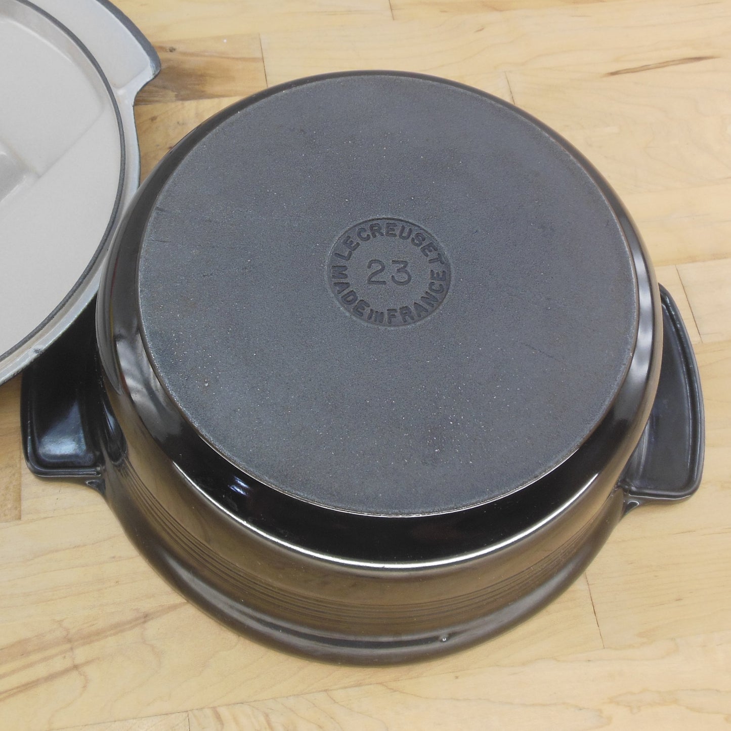 Le Creuset Futura Ebony Black Enamel Cast Iron #23 Dutch Oven Loewy Bottom