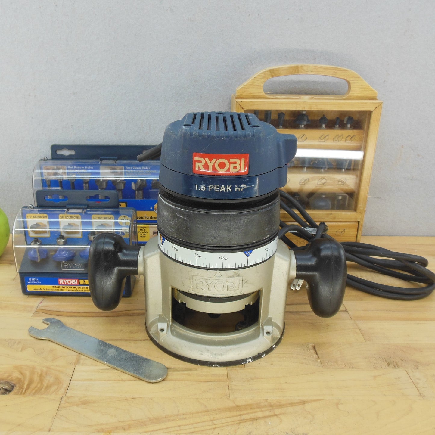Ryobi R1801M1 Router & R181FB1 Fixed Base 1.5HP & 3 Bits Forstner Sets