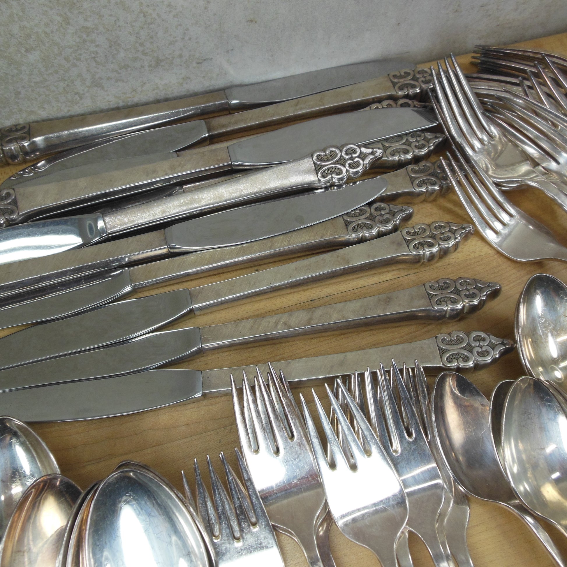 International Deep Silver Plate 1968 Triumph Silverware Service for 12 & Serving used