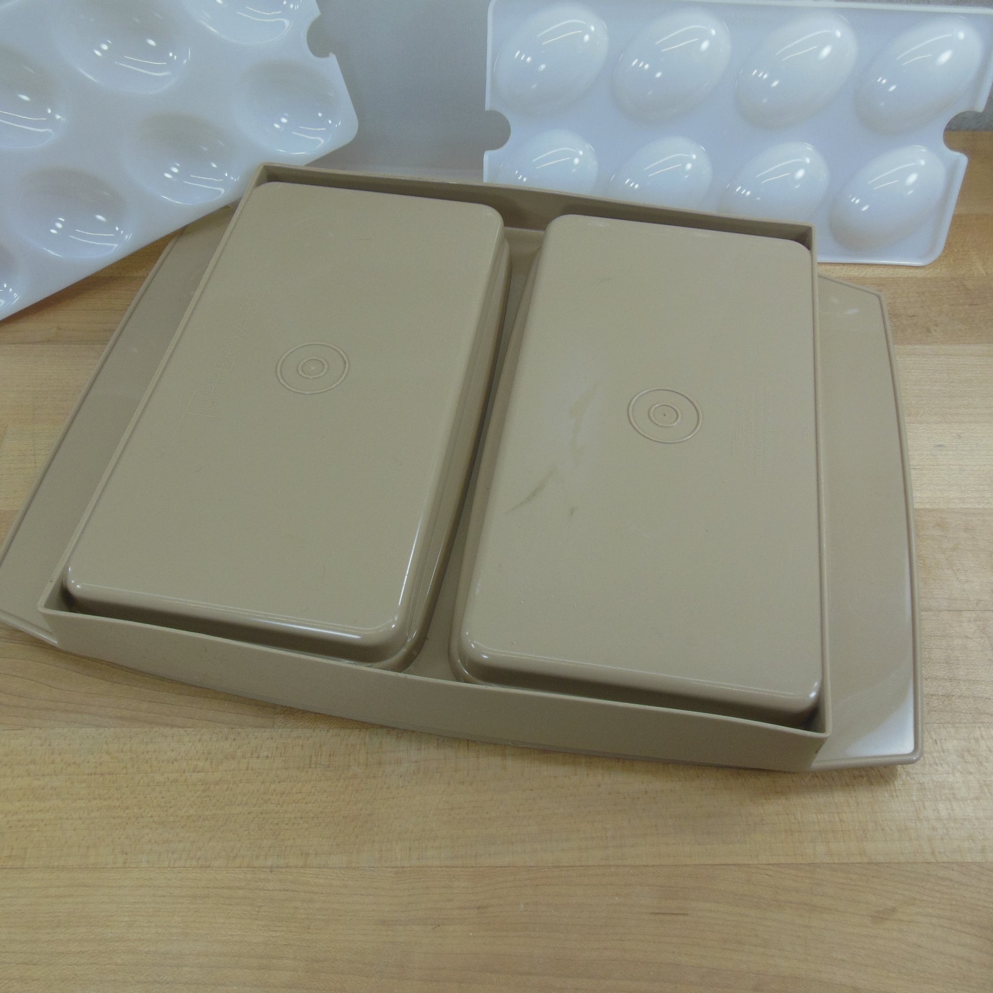 Tupperware Deviled Egg Keeper Container 723-2 Tan Brown 16 Halves Used