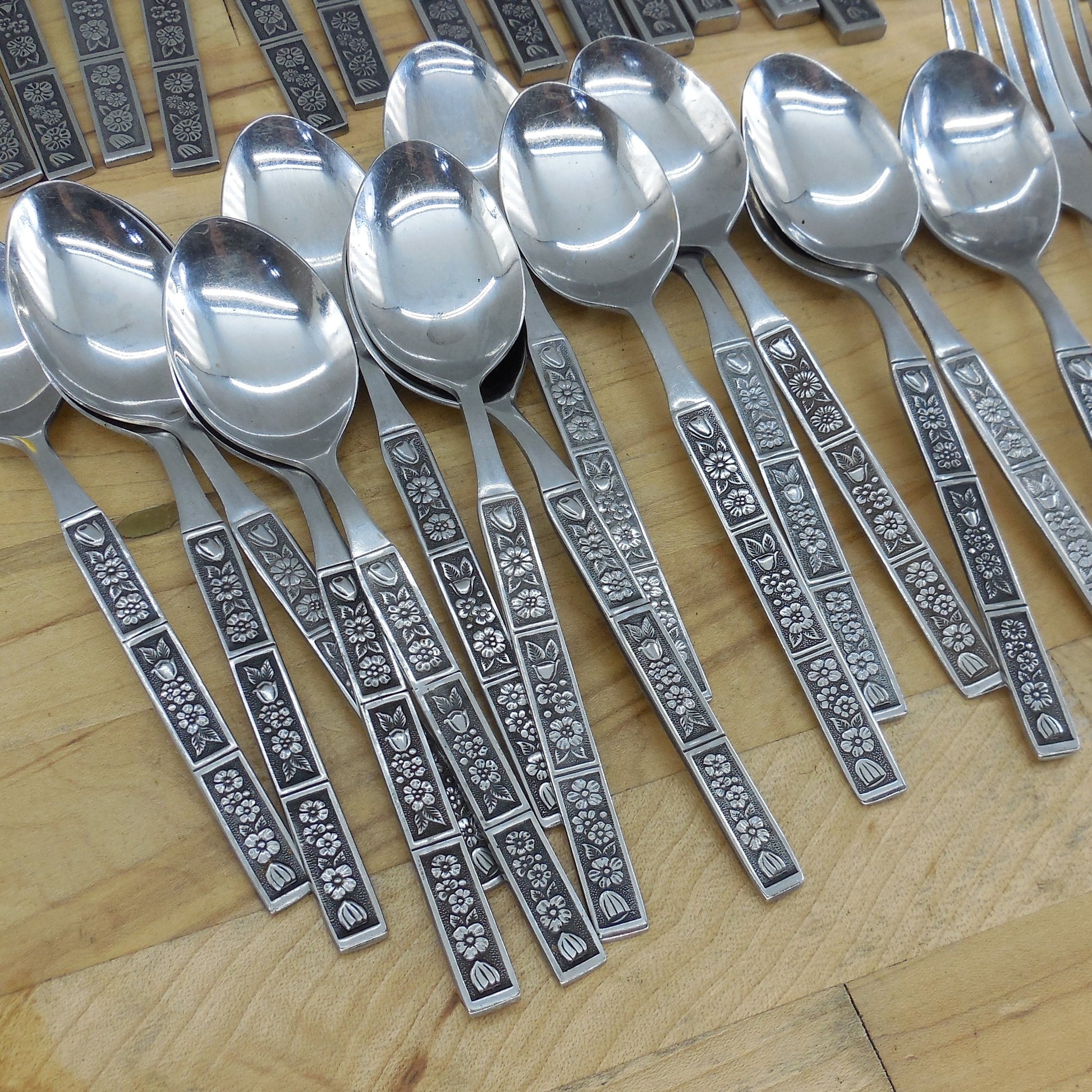 Oneida Northland Korea Spring Fever Flatware Lot - 45 Pieces Teaspoon