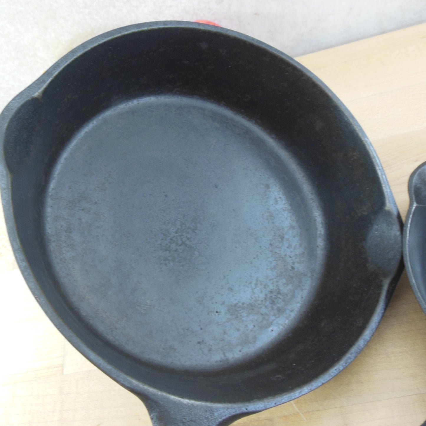 Unmarked Maker #3 #5 Cast Iron Skillets Pair used