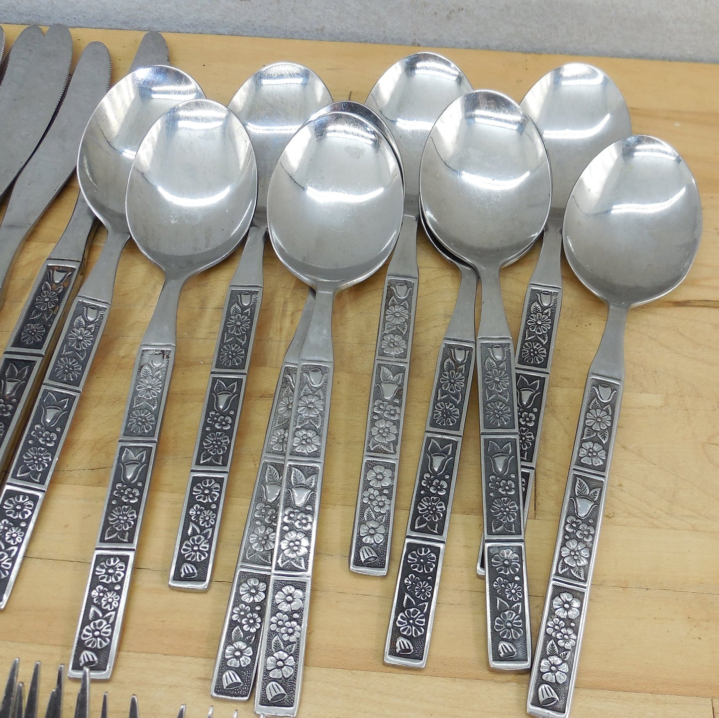 Oneida Northland Korea Spring Fever Flatware Lot - 45 Pieces Place Spoon
