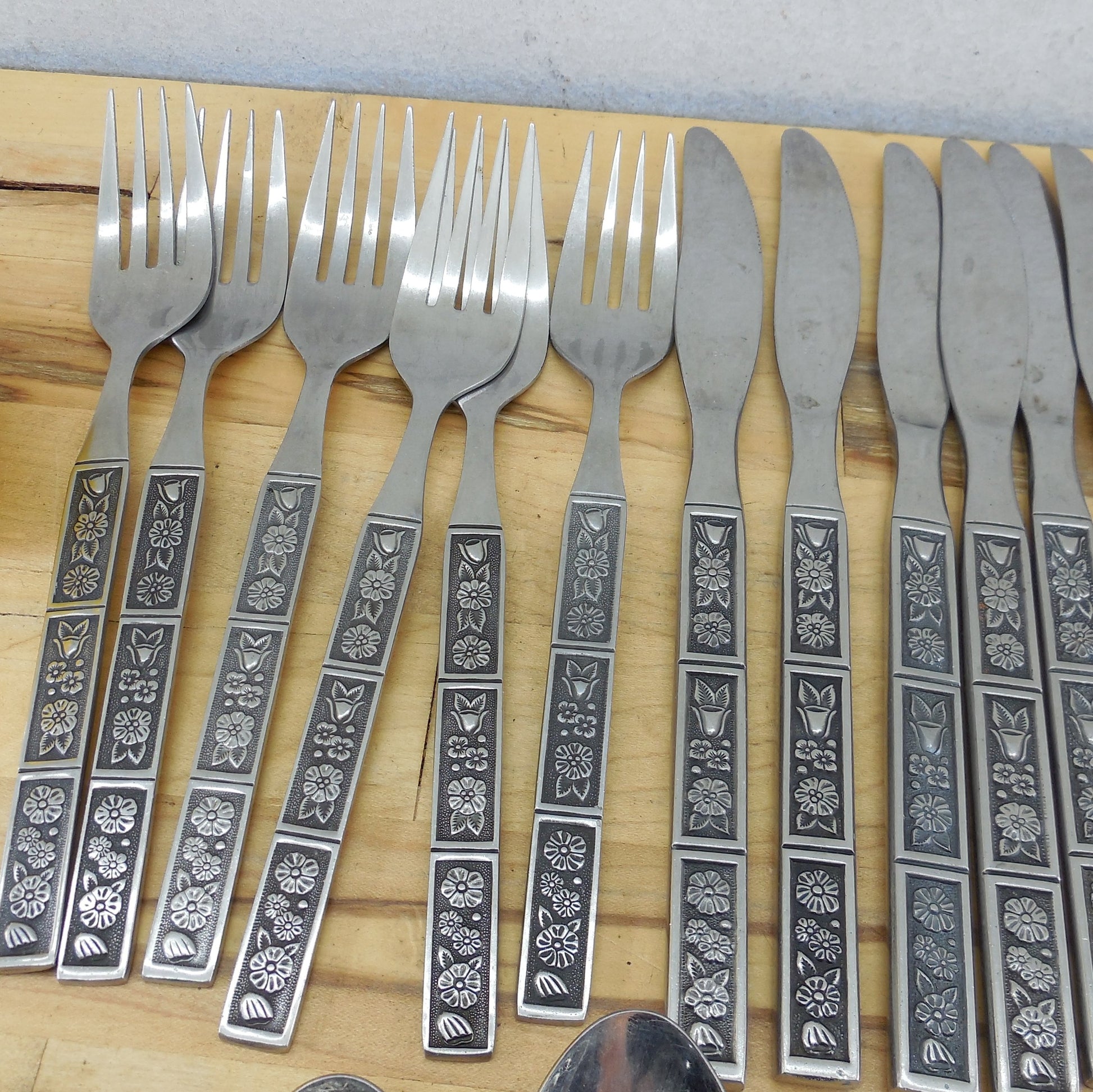 Oneida Northland Korea Spring Fever Flatware Lot - 45 Pieces Knife